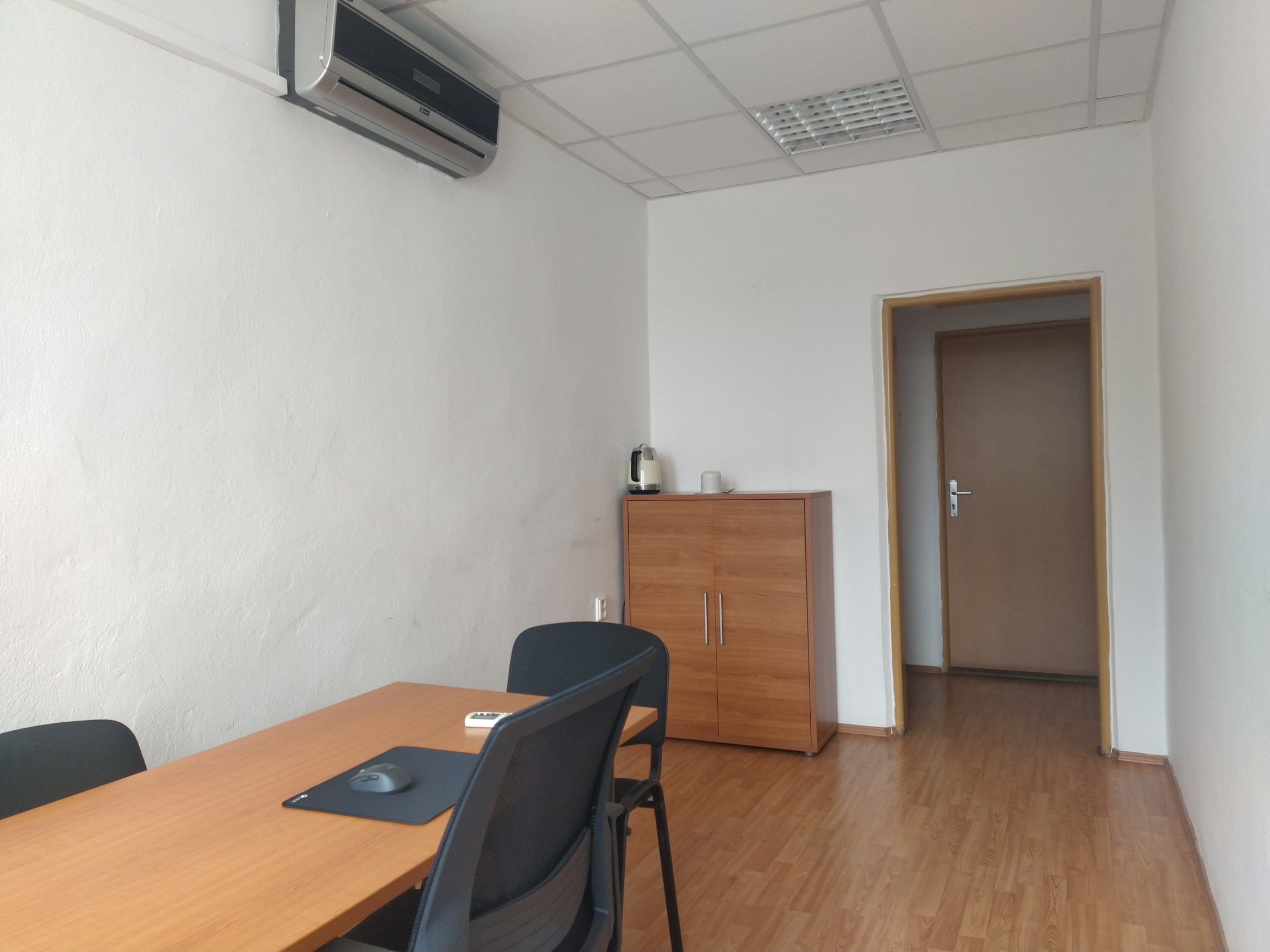 LEN: 170.-€/ mesiac! Prenájom klimatizovaná kancelária 13,40 m2, Hattalova ul. BA III. Nové Mesto.