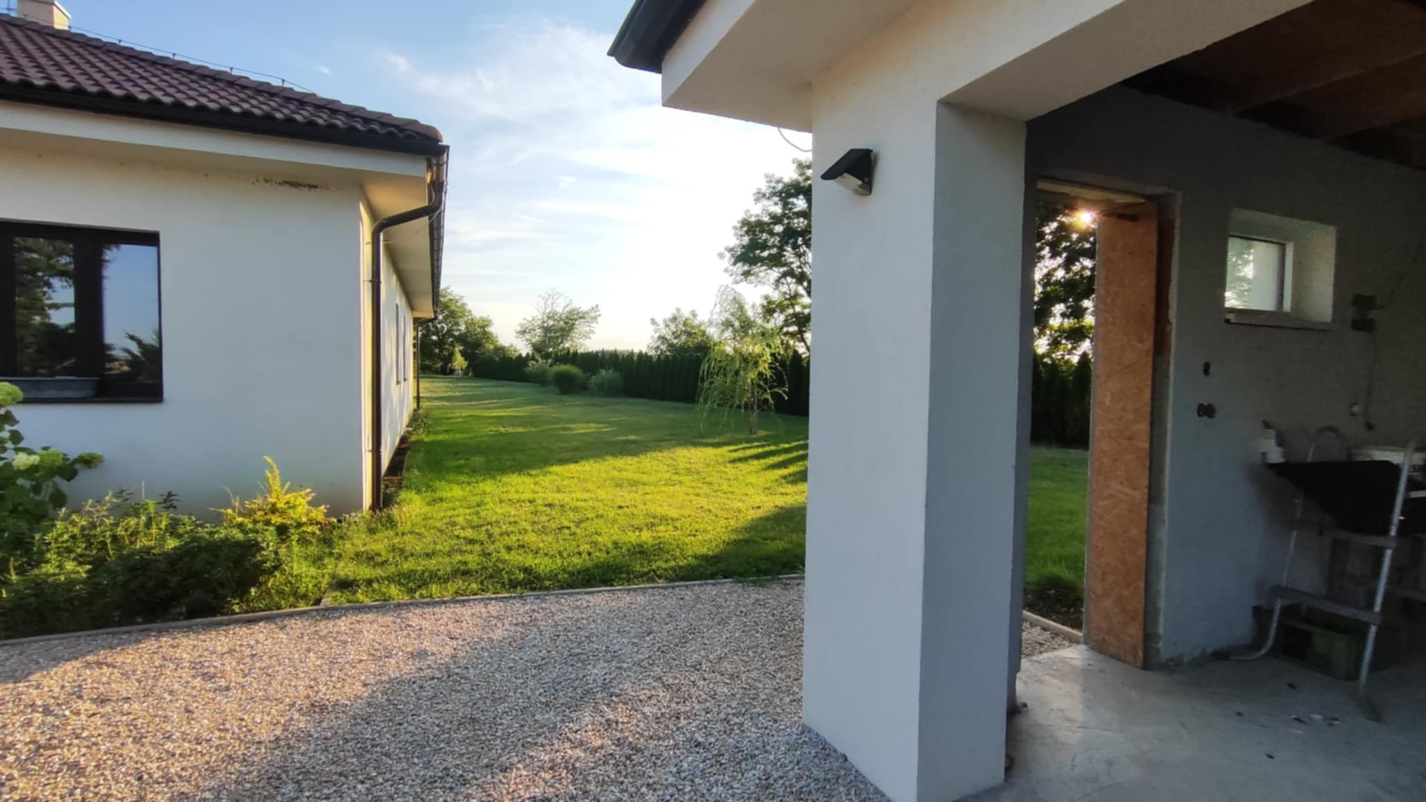 Na predaj exkluzívny rodinný dom - luxusná novostavba s veľkým pozemkom v blízkom okolí Nových Zámkov - Rezervované