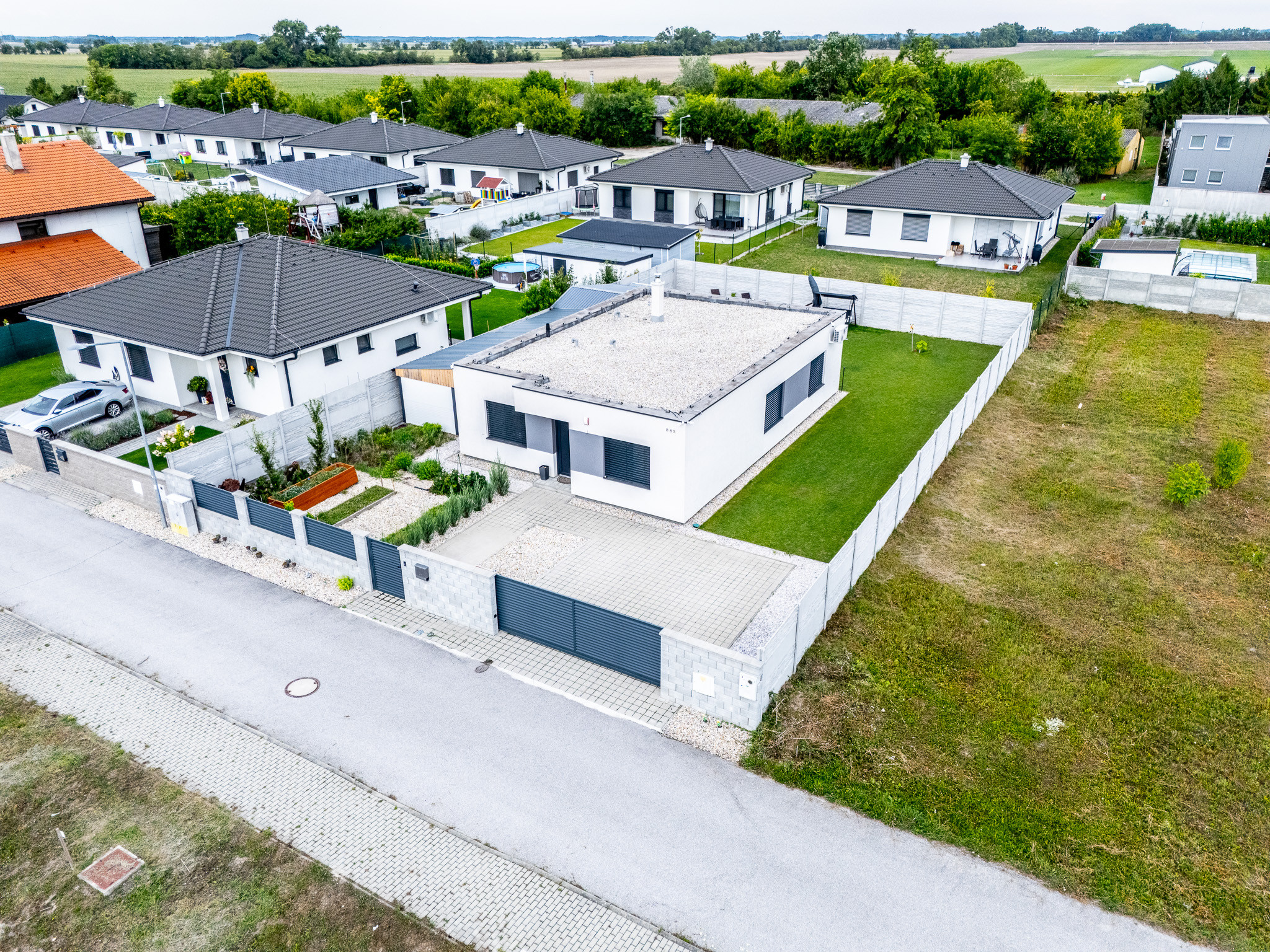 REZERVOVANÉ 4-izbový bungalov s bazénom | altánok | klimatizácia | krb