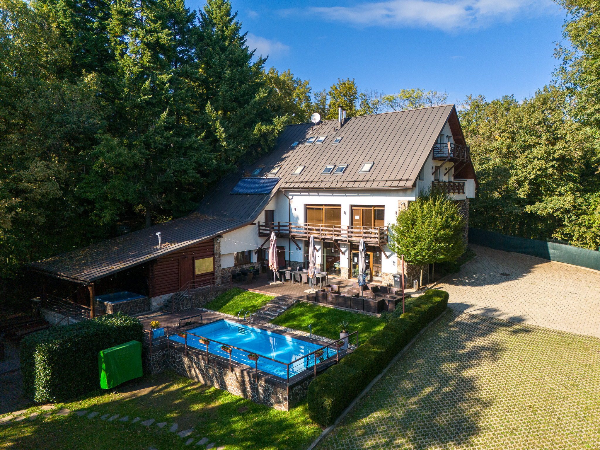 ŠTVORPODLAŽNÁ VILA S BAZÉNOM, WELLNESSOM A KOLIBOU V MODRE - HARMÓNIA