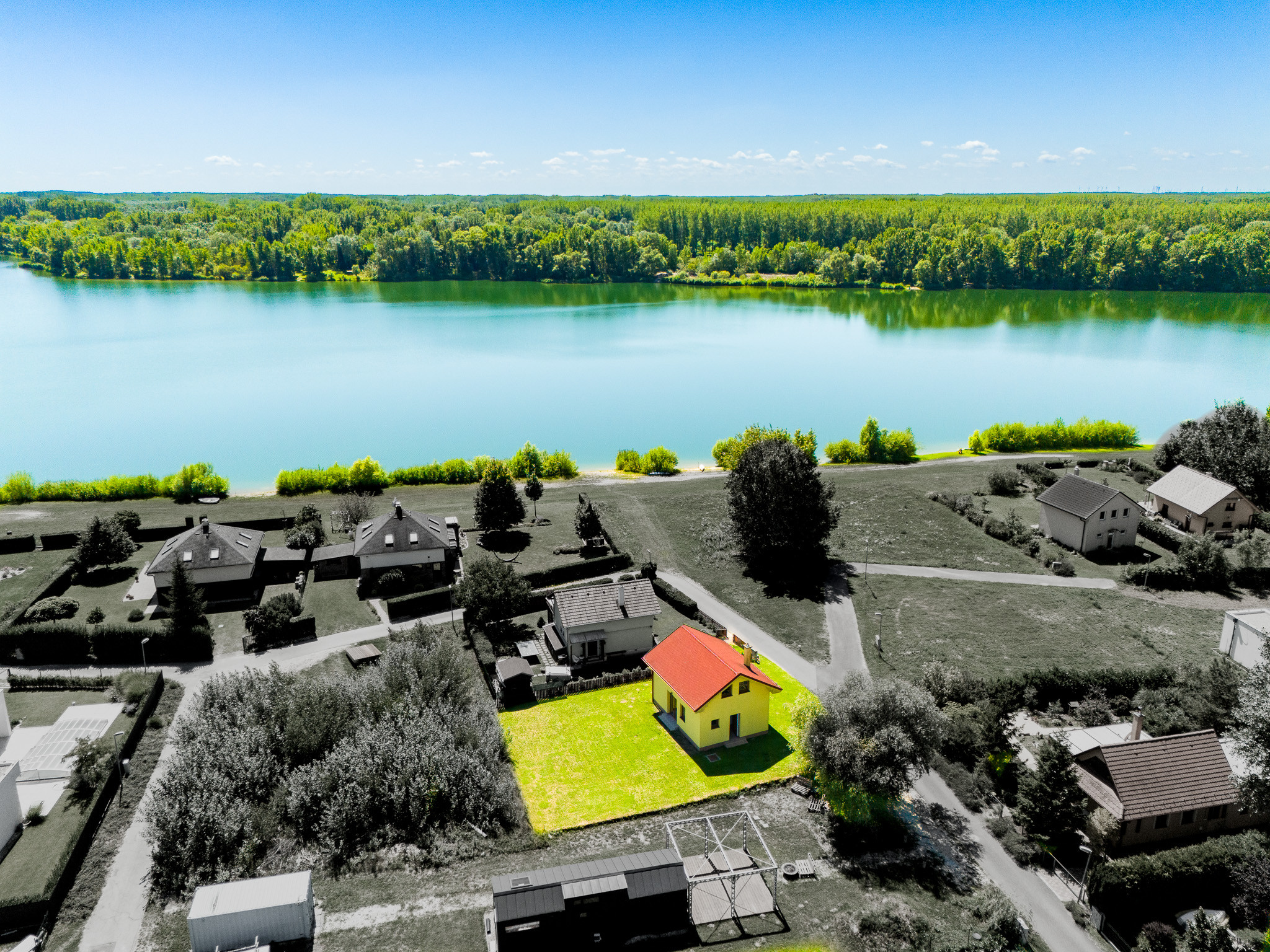 DVOJPODLAŽNÝ REKREAČNÝ DOM V PRIVÁTNOM AREÁLI PRI VOJČIANSKOM JAZERE