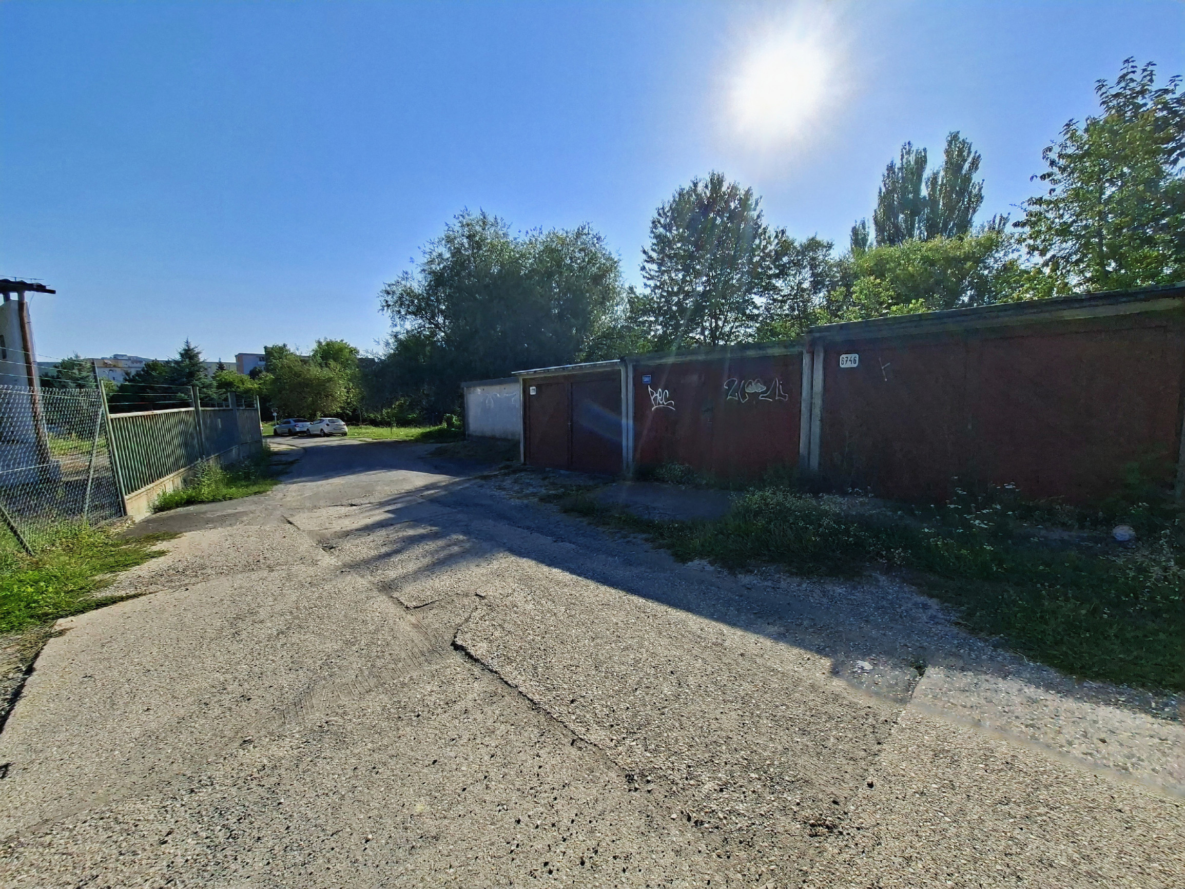 Garáž s elektrikou a jamou v centre Zvolena ulica Kuzmányho nábrežie predaj