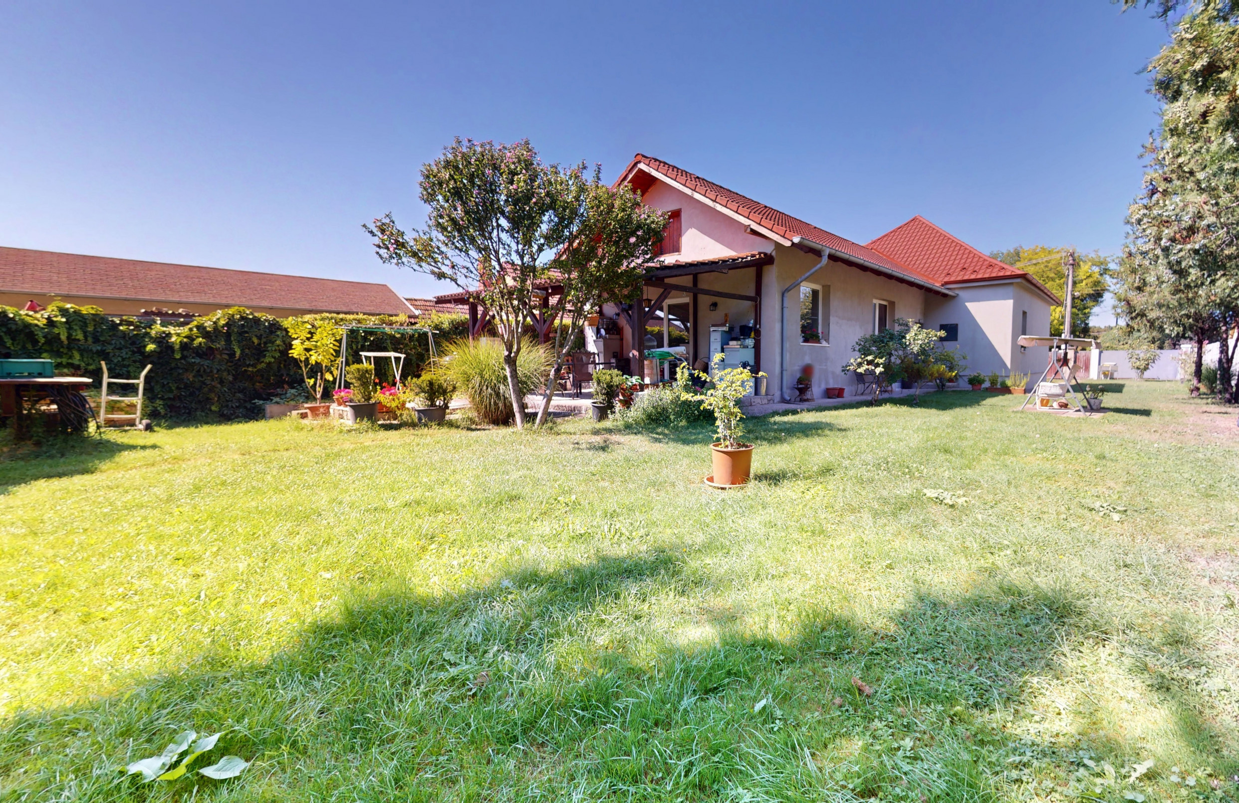 Priestranný 4-izbový rodinný dom na predaj - Blatná na Ostrove