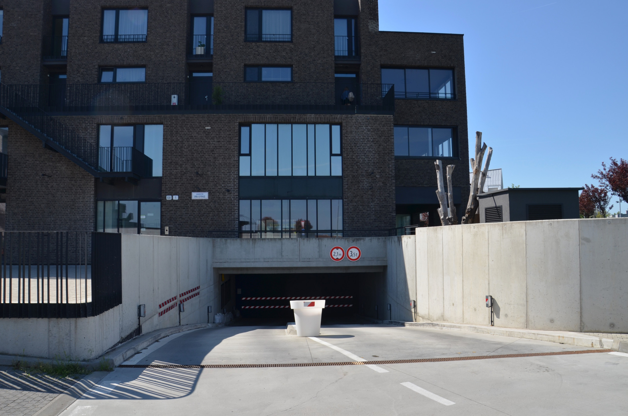 INVESTIČNÁ NEHNUTEĽNOSŤ NA PREDAJ: NOVOSTAVBA - DVE SÝPKY, BRATISLAVA, JAROVCE - 60 PARKOVACÍCH MIEST - CENA: V RK