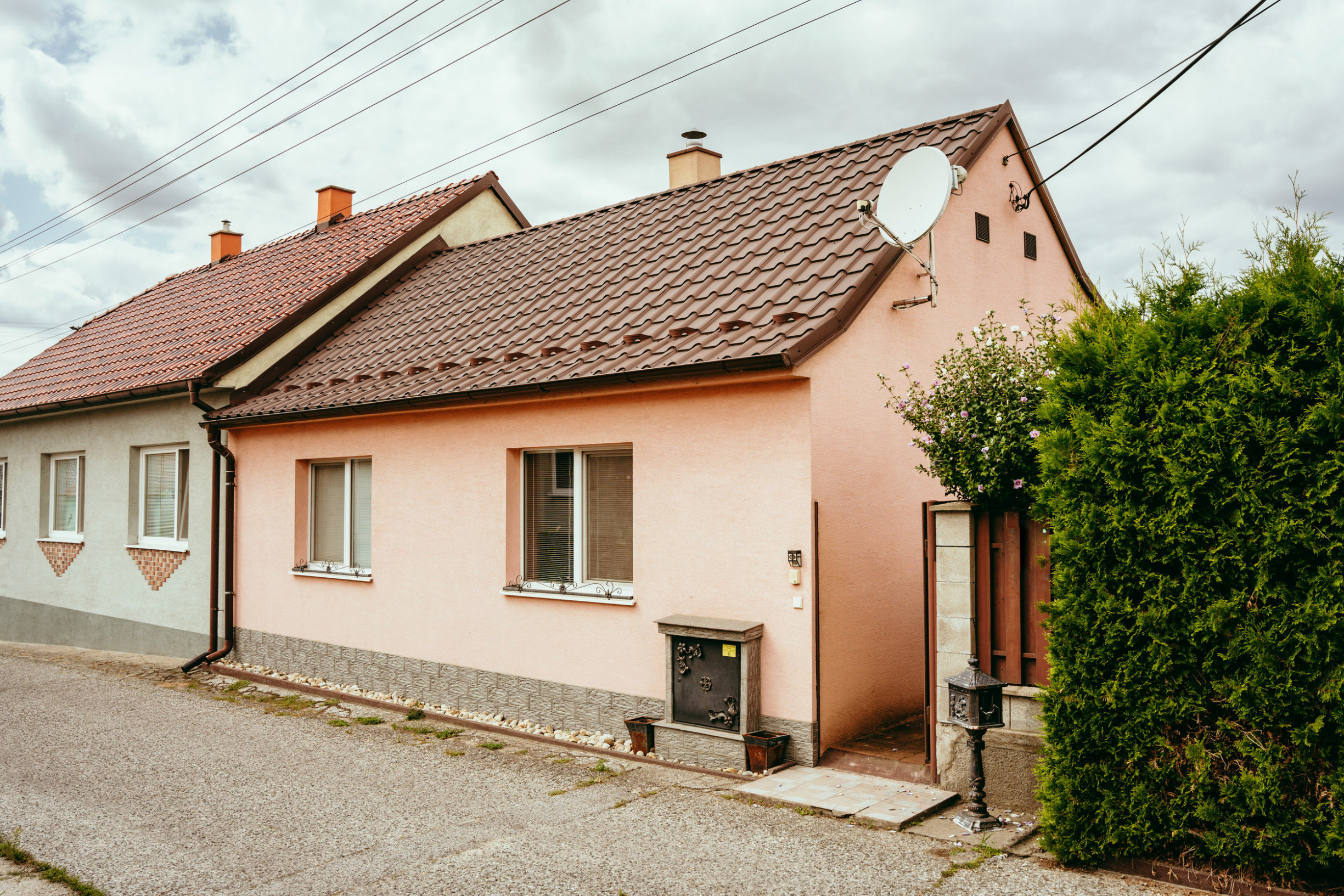 REZERVOVANÉ: 3i rodinný dom po rekonštrukcii s krytou terasou v meste Šaštín-Stráže