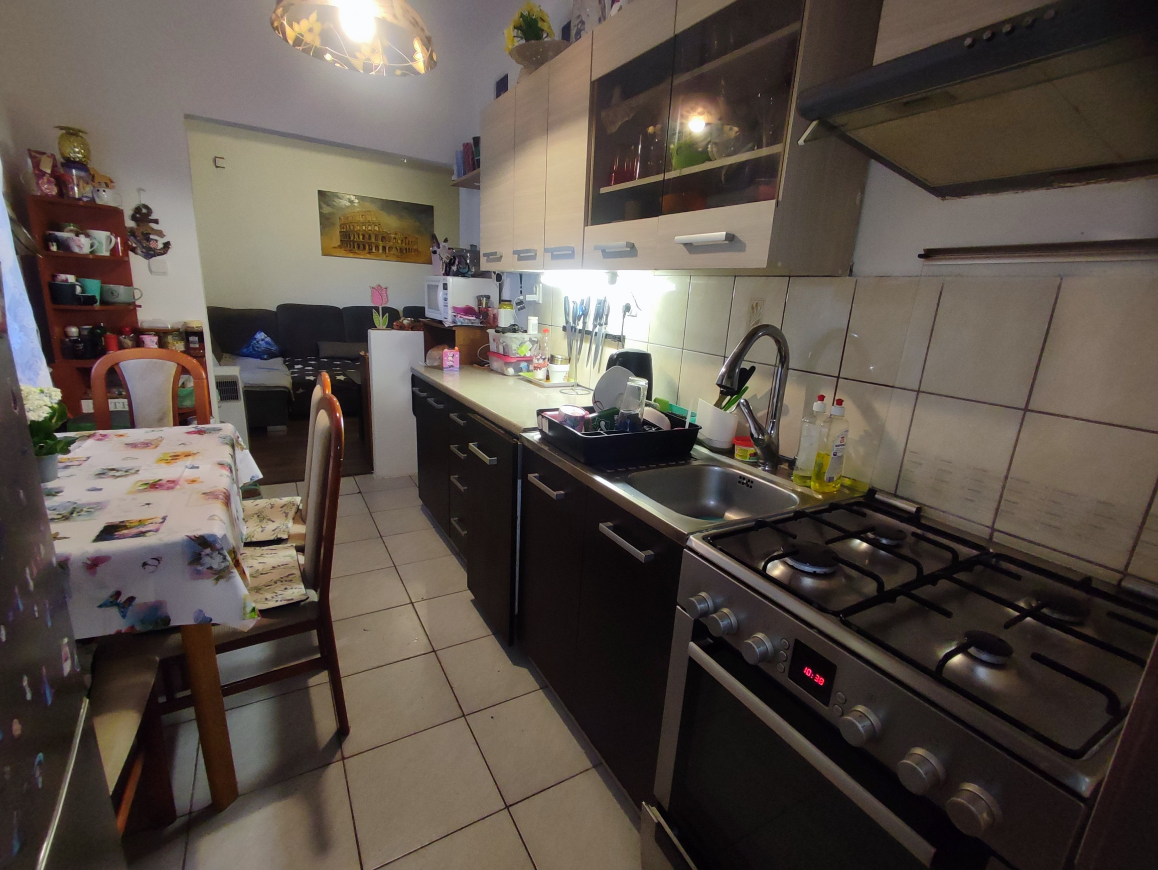 Na predaj 2,5-izbový byt v tehlovom dome v centre Nových Zámkov – zrekonštruovaný, s dvoma pivnicami