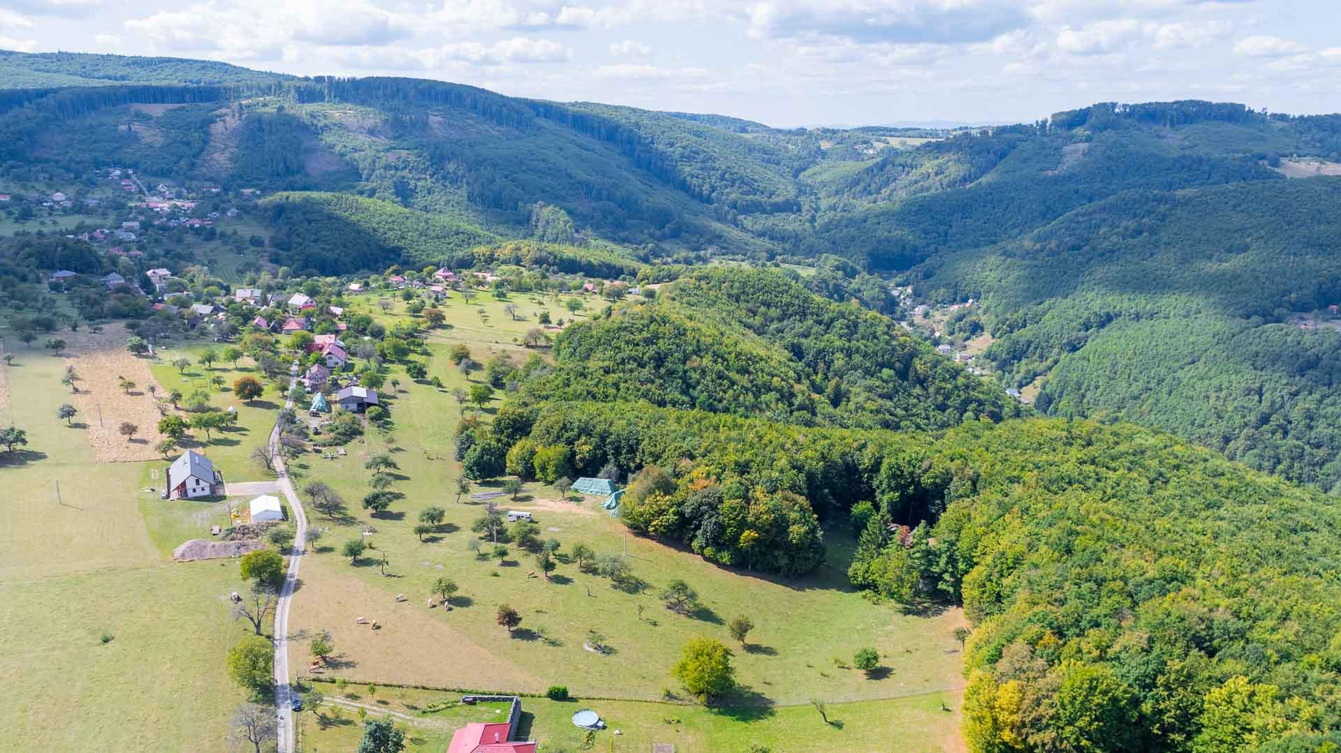 Stavebný pozemok so schváleným projektom rekreačnej chaty a elektrikou v lokalite Nová Baňa - Bukovina