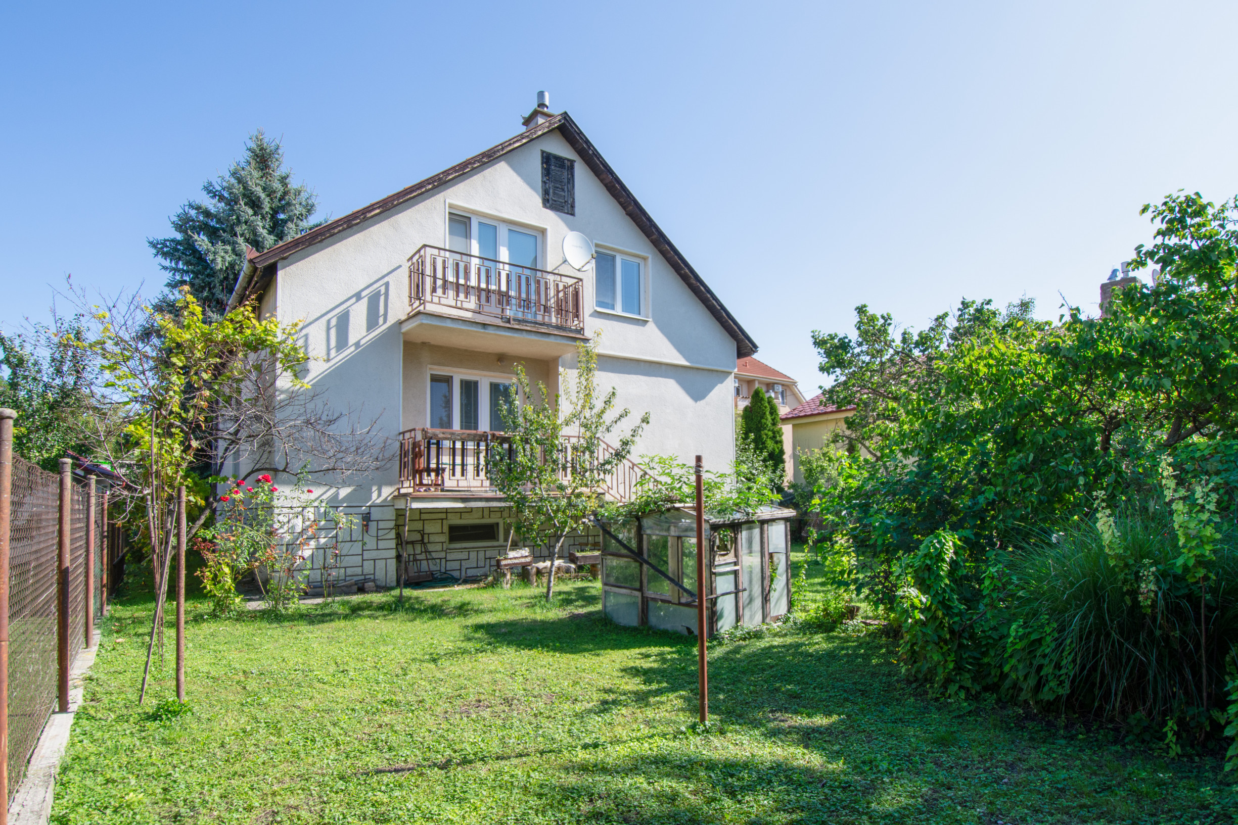 Na predaj 4 izbový rodinný dom v Lehniciach s garážou