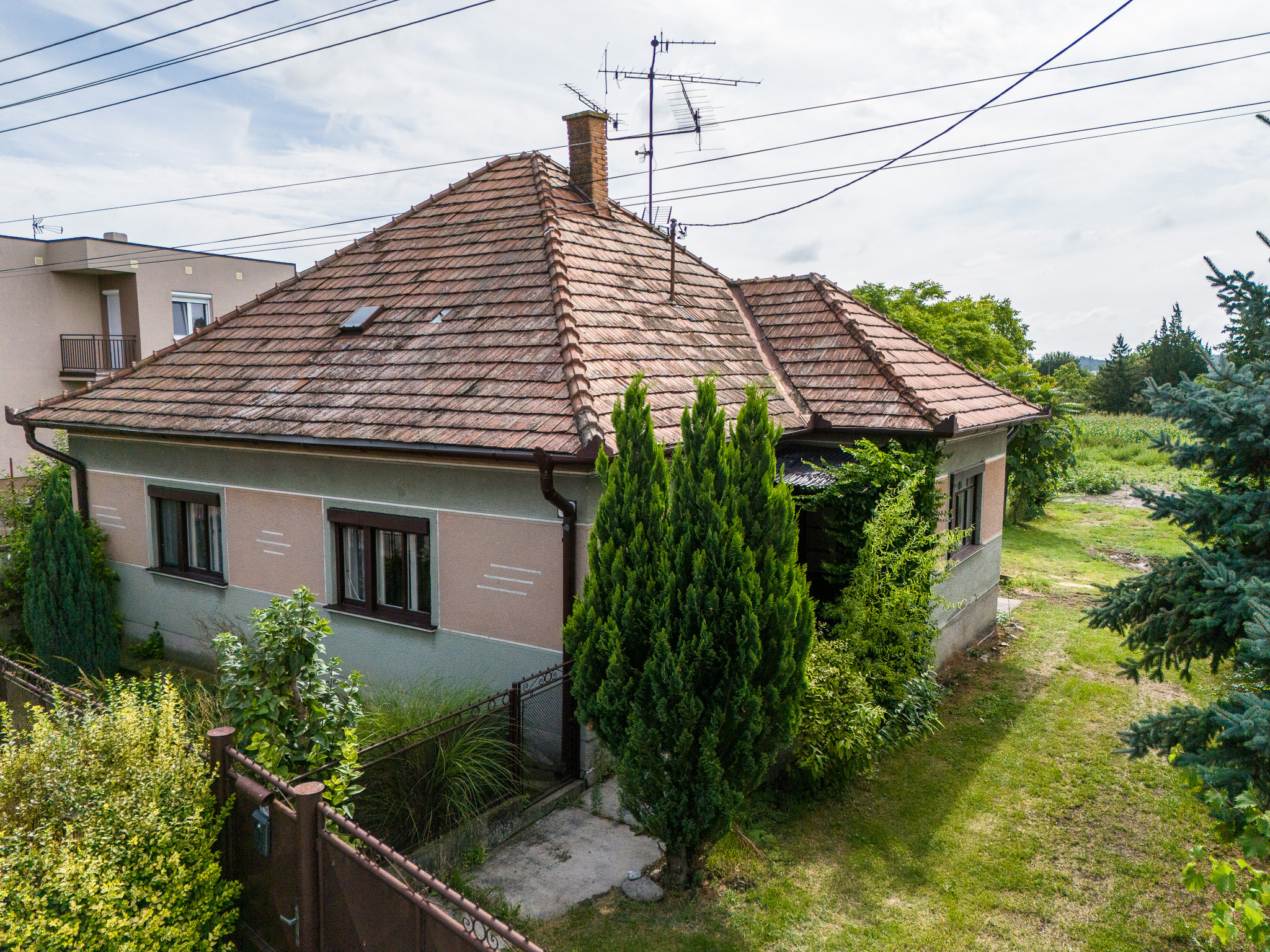 RODINNÝ DOM SO ZÁHRADOU V POKOJNEJ OBCI NA PODUNAJSKEJ NÍŽINE