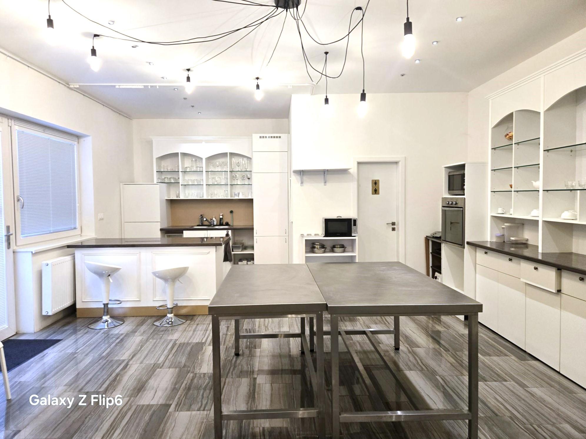 Prenájom – Obchodné priestory - 44 m2  cukrárska výrobňa, pekáreň, salón, služby, kancelárie - Račianska ulica - BA