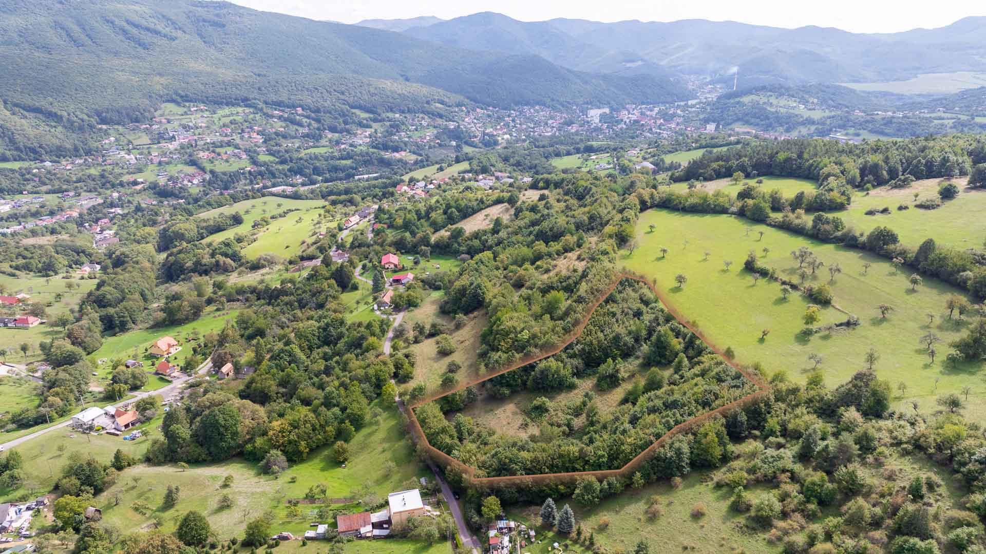 Stavebný pozemok určený na výstavbu rodinných domov v tichej lokalite s krásnymi výhľadmi v Novej Bani