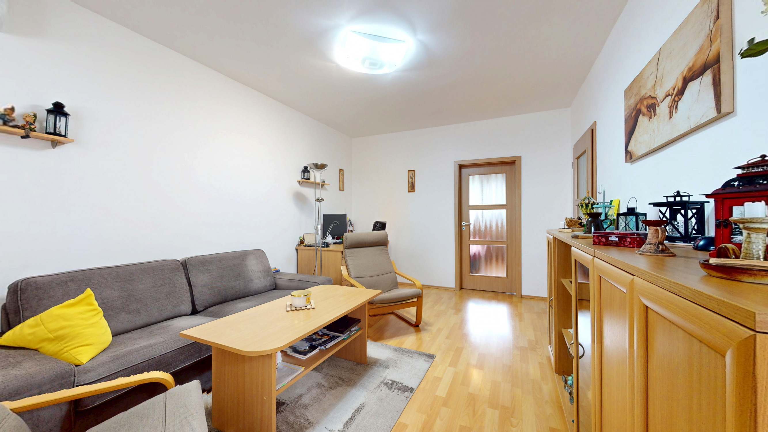 PREDANÉ - Priestranný 3-izbový byt s veľkou pivnicou na predaj v tichej časti Petržalky – Lachova ulica