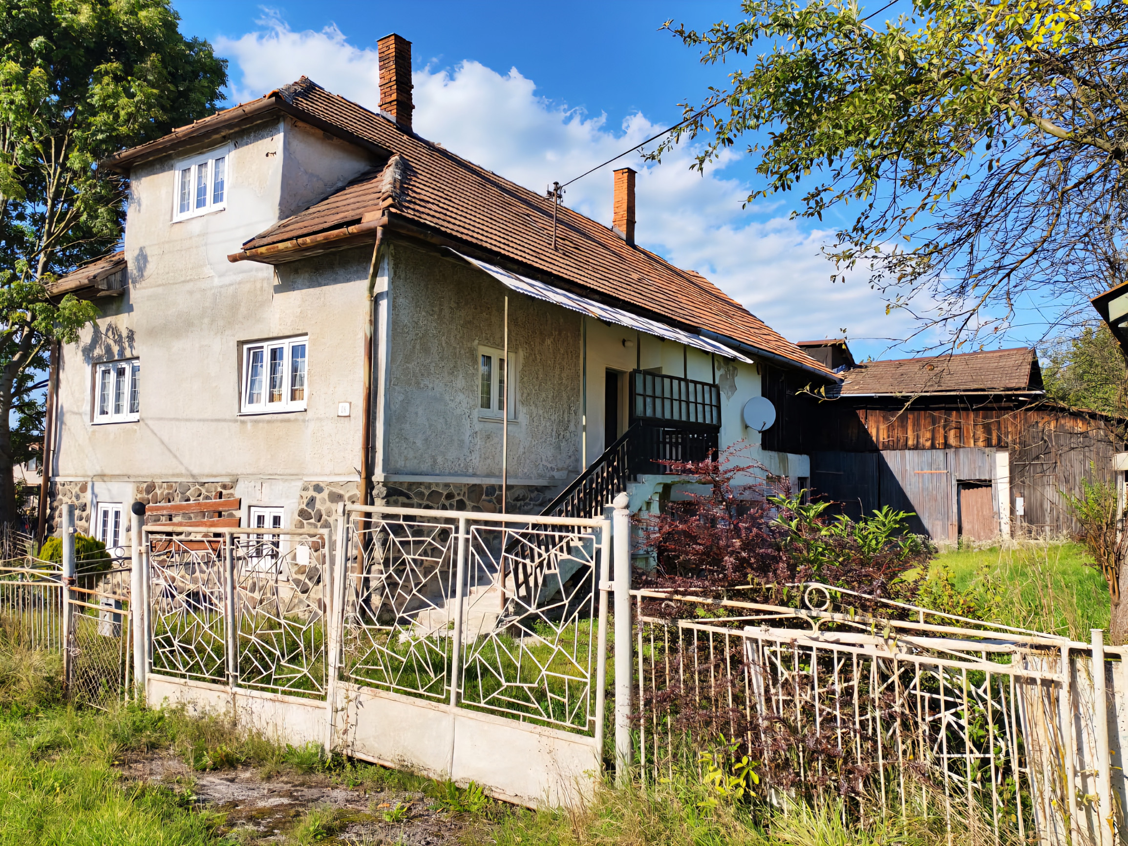 REZERVOVANÉ! Rodinný dom s priestranným pozemkom 1950 m2 v tichej lokalite na predaj