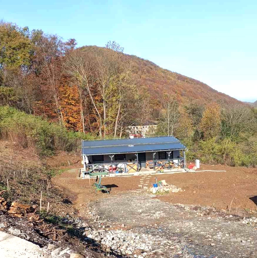 Predaj – Pozemok s rodinným domom-farmárska usadlosť-Horné Plachtince okr. Veľký Krtíš