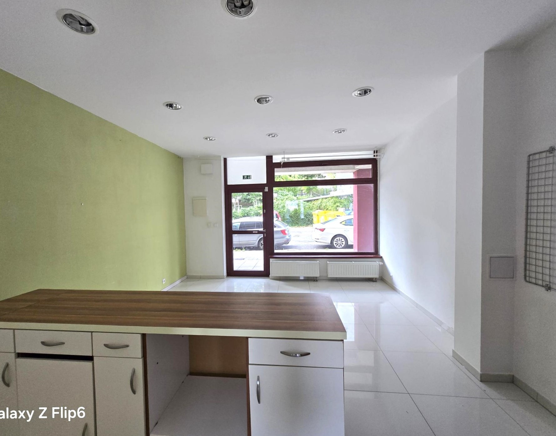 Prenájom – obchodné priestory  40m2 obchod, salón, služby, kancelária – Karlova Ves BA IV