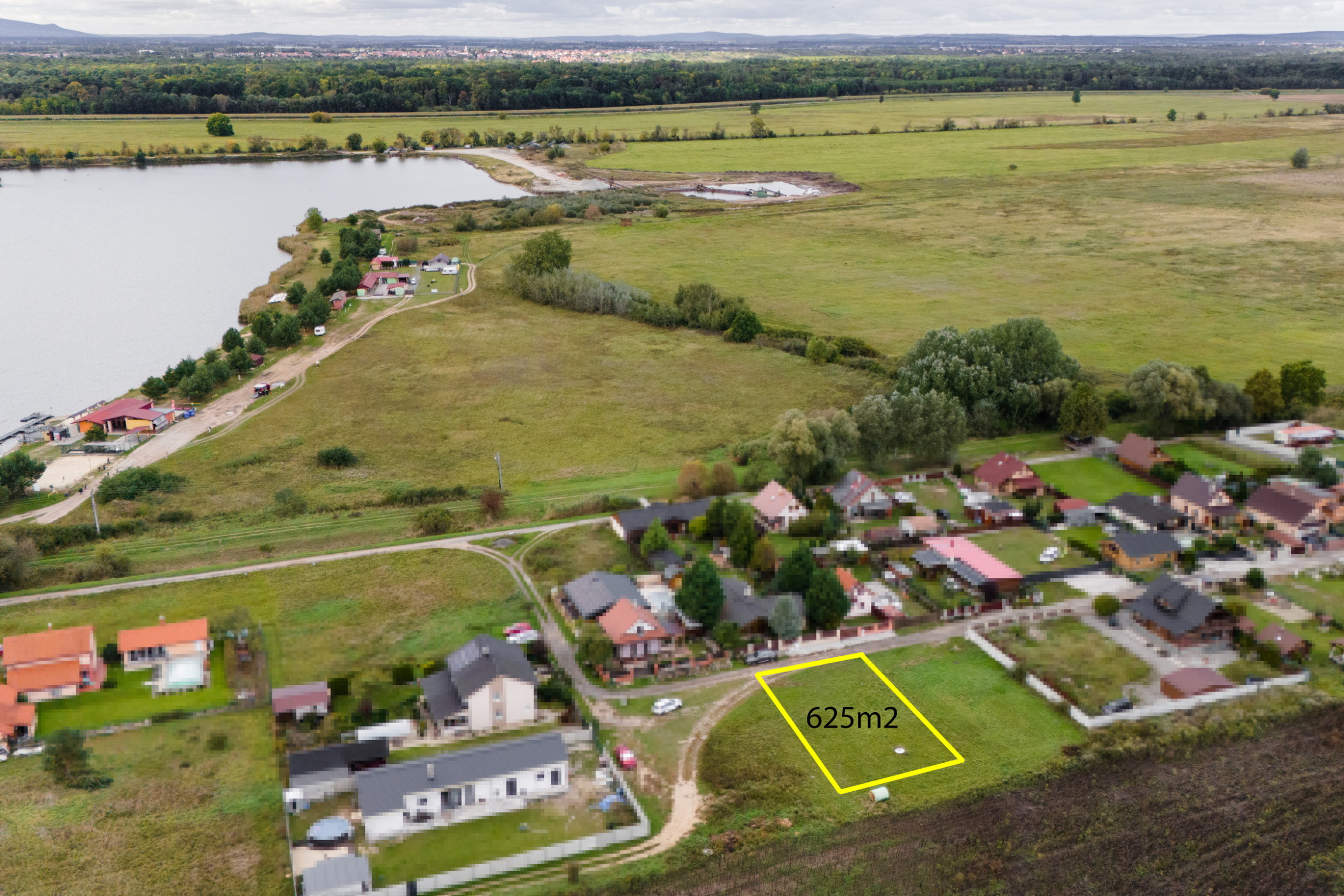 Stavebný pozemok v rekreačnej oblasti Adamov v blízkosti jazier