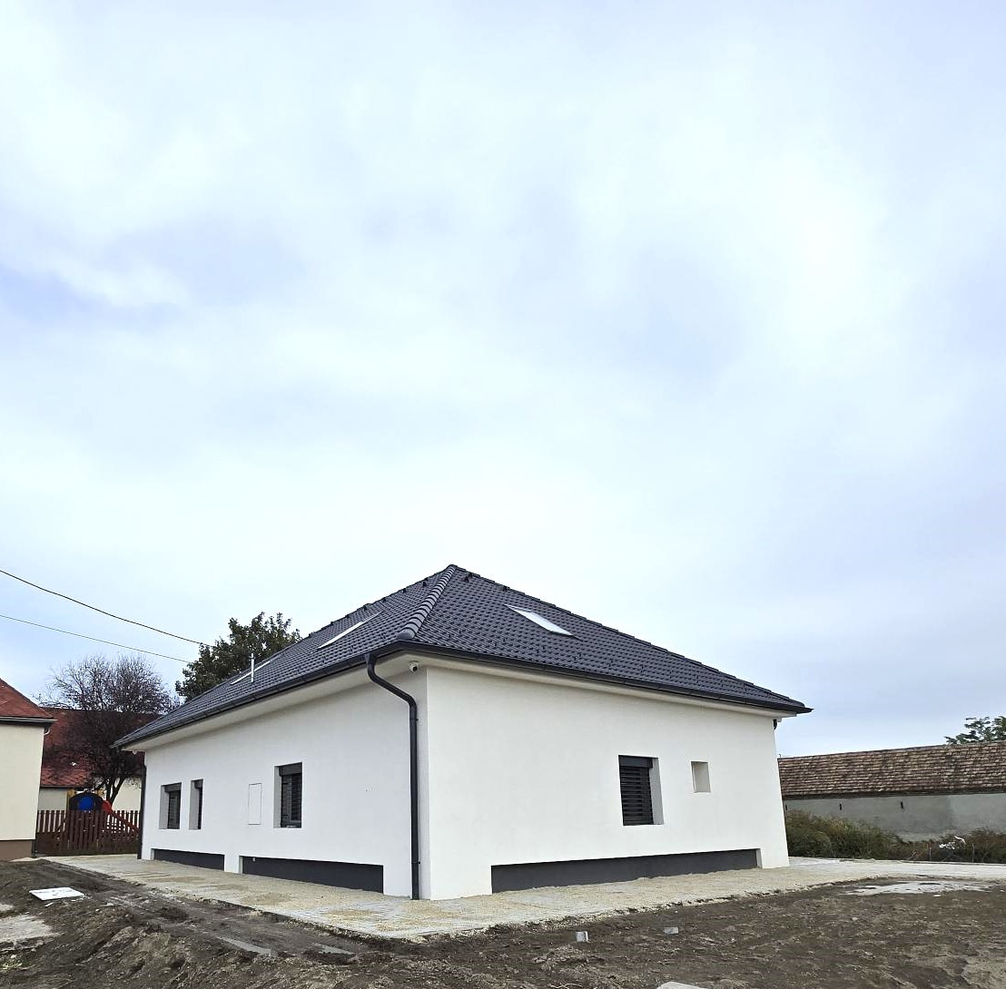 Predaj-rodinný dom 6 izbová novostavba, pozemok 998m2 v Maďarskej obci Bezenye.