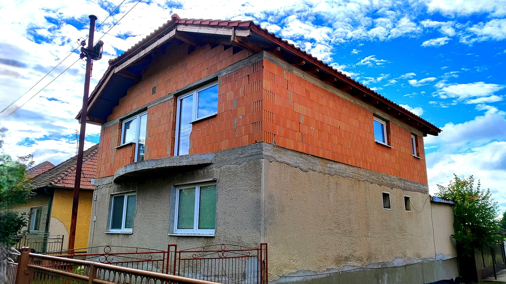 TIP: Exkluzívne len u nás: 5izbový rodinný dom v obci Nitriansky Hrádok, priamo na brehu rybníka Mederčina