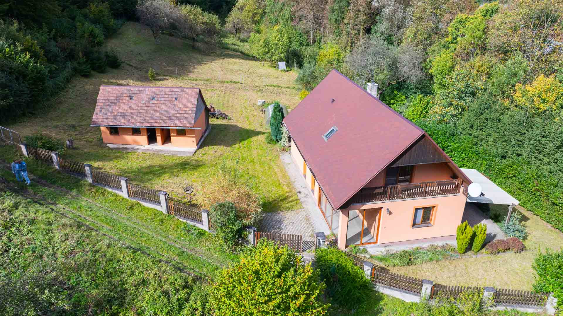REZERVOVANÉ Rodinný dom na samote s priestranným pozemkom 4676 m2 vzdialený len 11 km od Púchova, s garážou, letnou kuchynkou a štvorkolkou