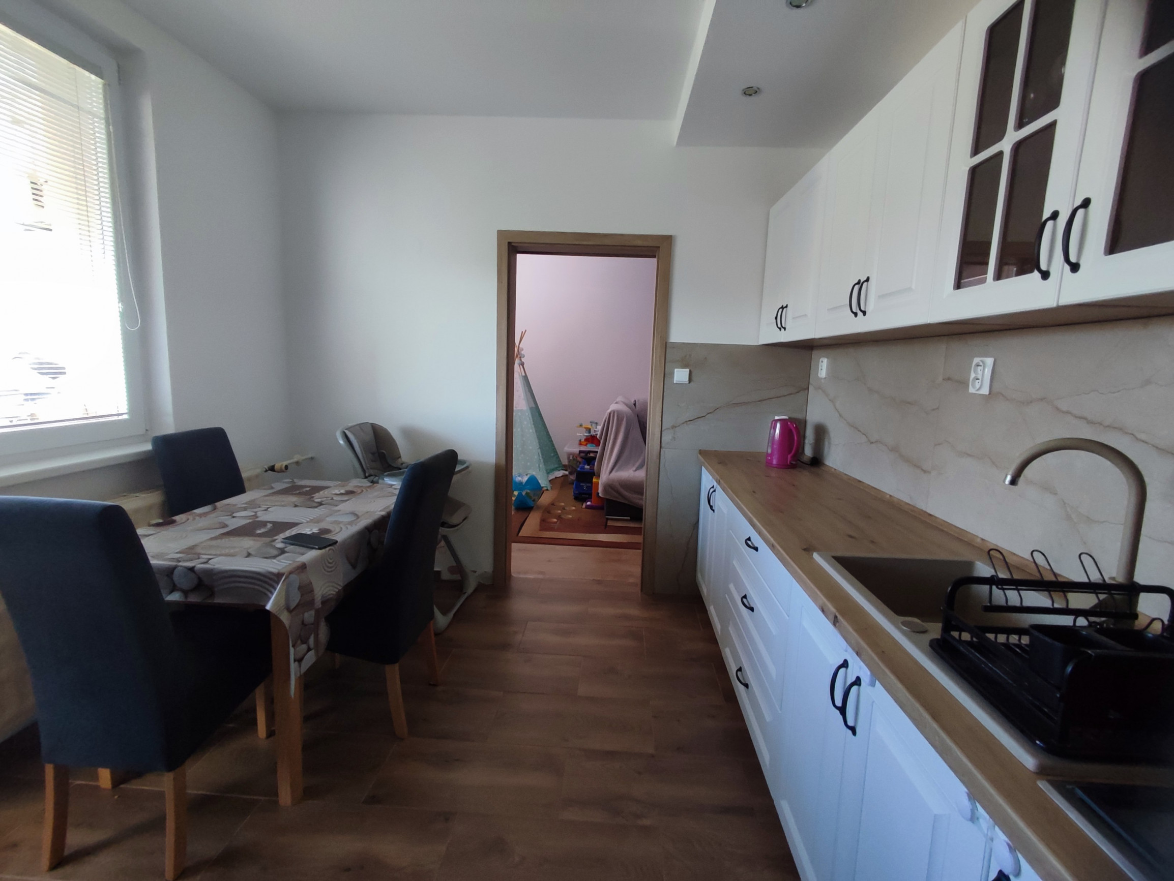 Na predaj kompletne zrekonštruovaný 3-izbový byt s balkónom, komorou a 2 pivnicami – Nové Zámky