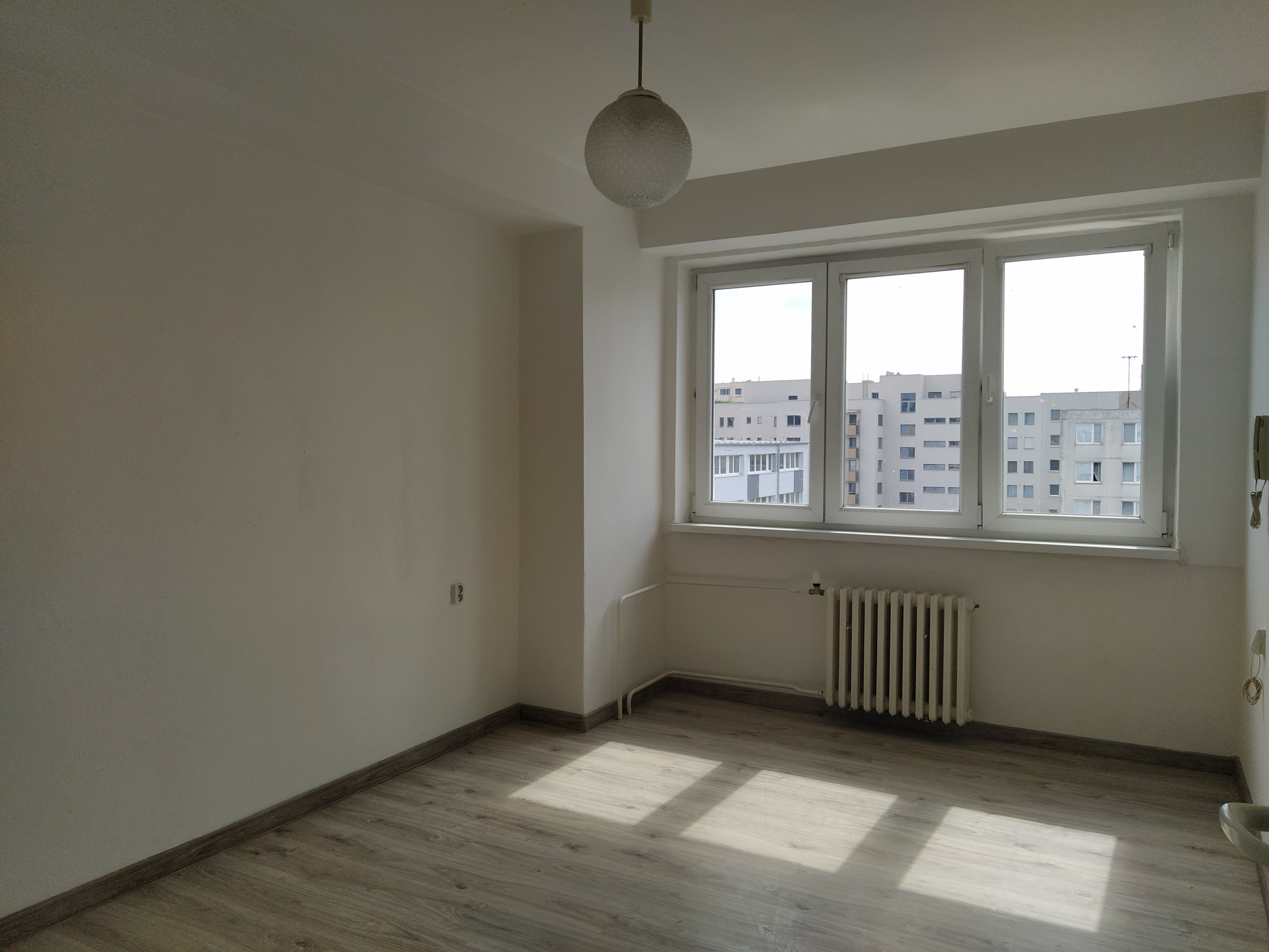 Prenájom LEN: 160.-€/ mesiac kancelária/ sklad 16m2 + parkovacie miesto, Bulharská ul., BA II., Trnávka