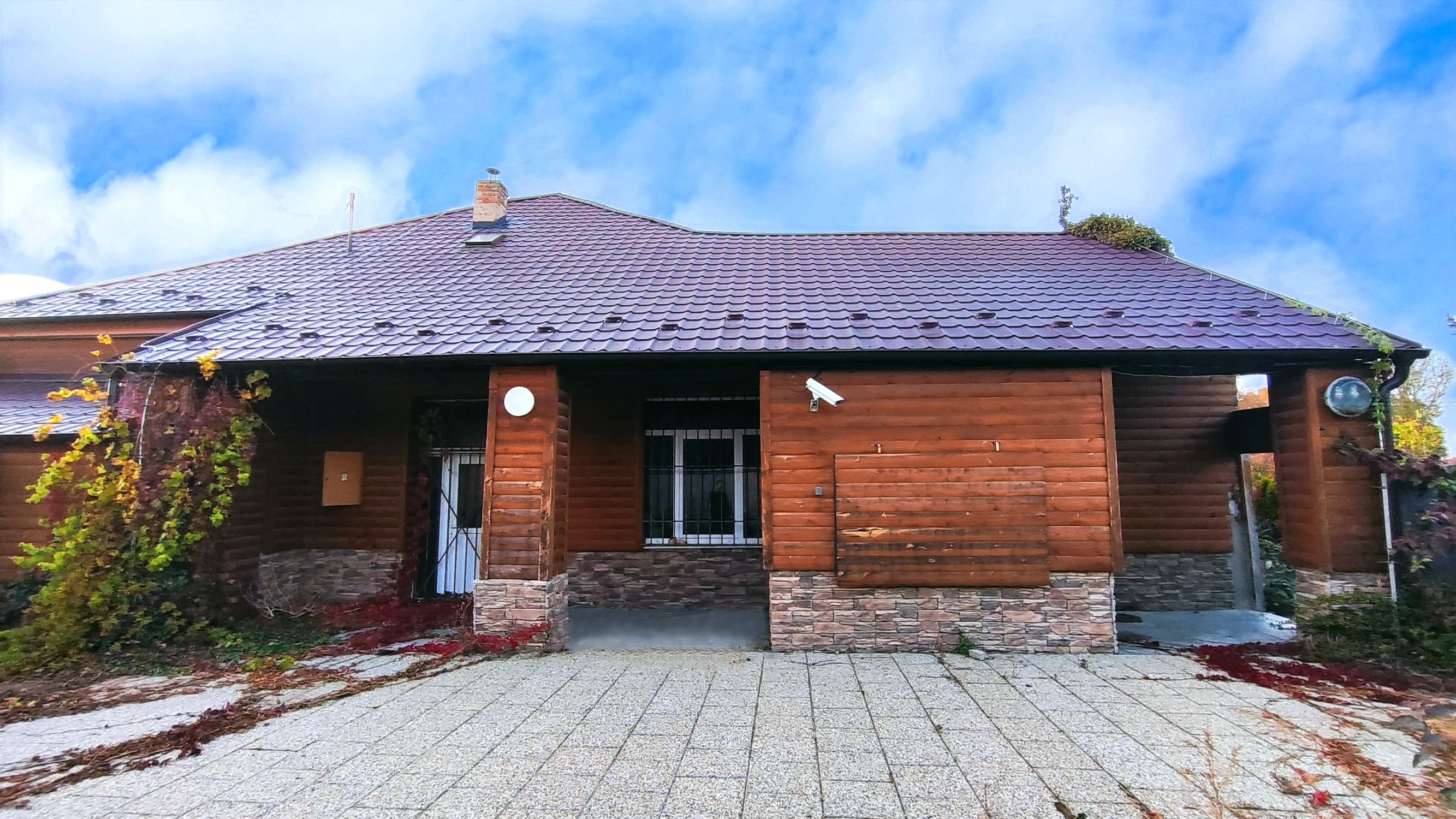 NA PREDAJ-Prevádzková budova+3i byt v centre obce Palárikovo