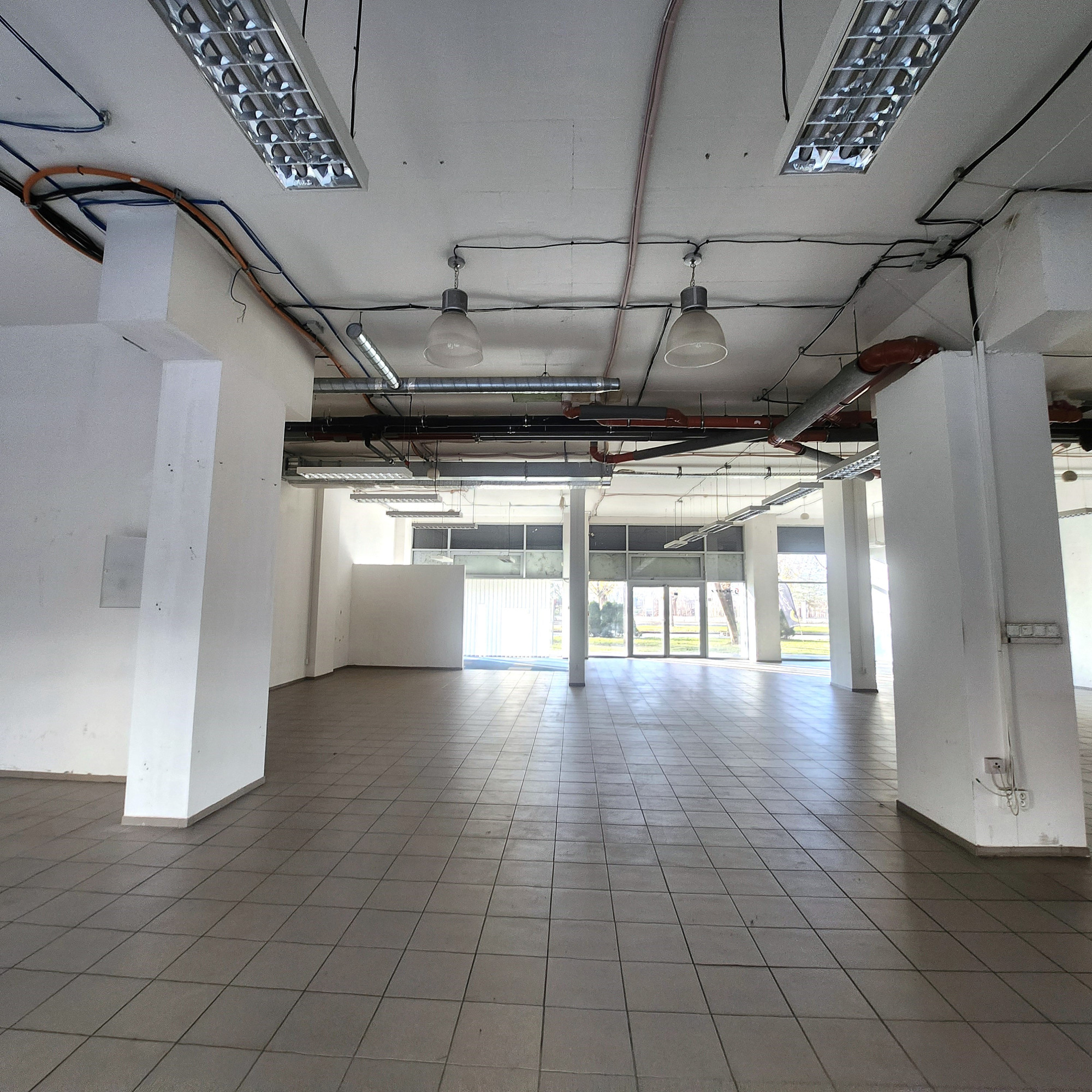 PRENÁJOM-Obchodné priestory 335 m2 s výkladmi do ulice-Tomášiková ul.