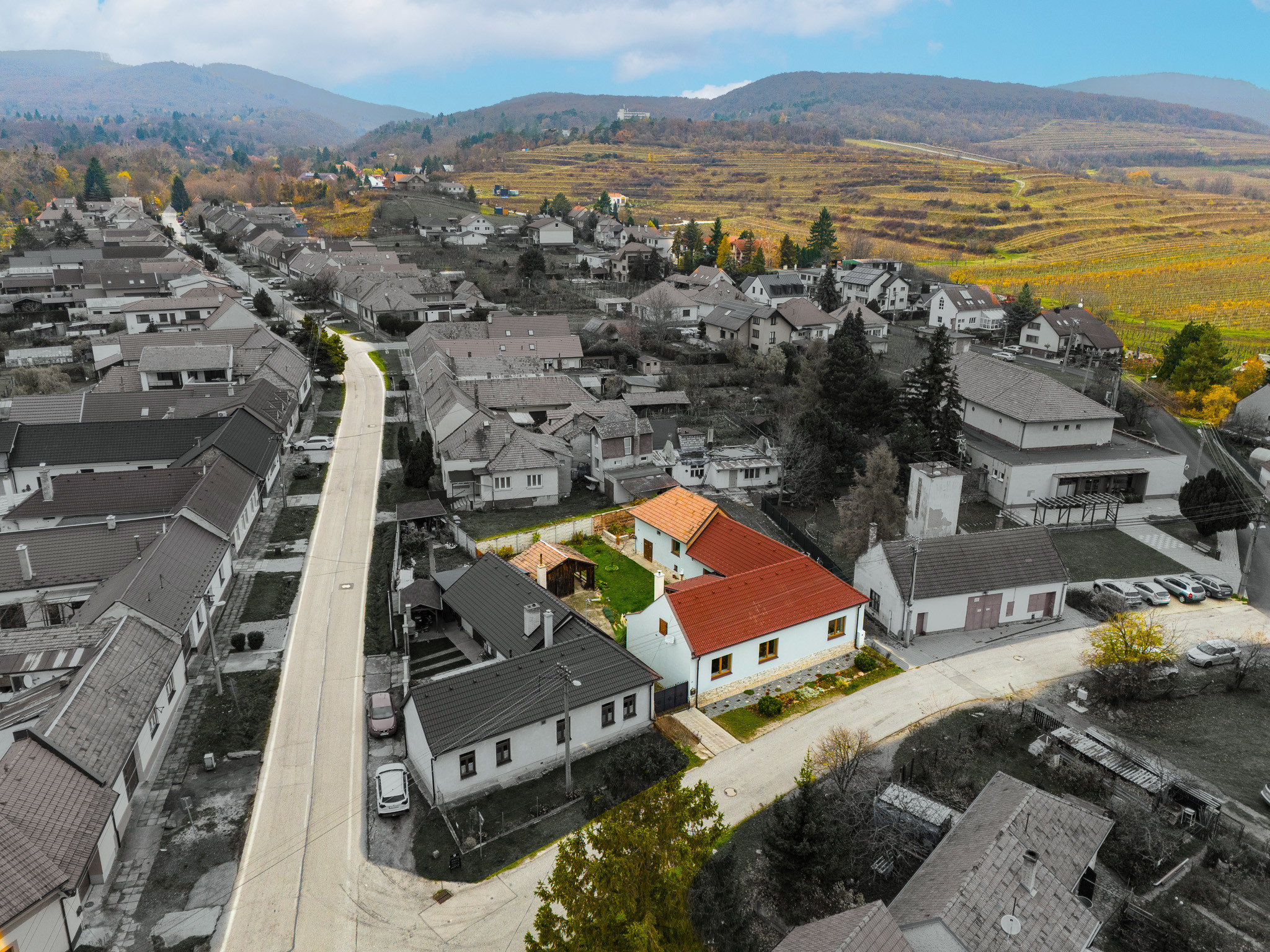 ZREKONŠTRUOVANÝ A ZARIADENÝ RODINNÝ DOM V KRÁĽOVEJ