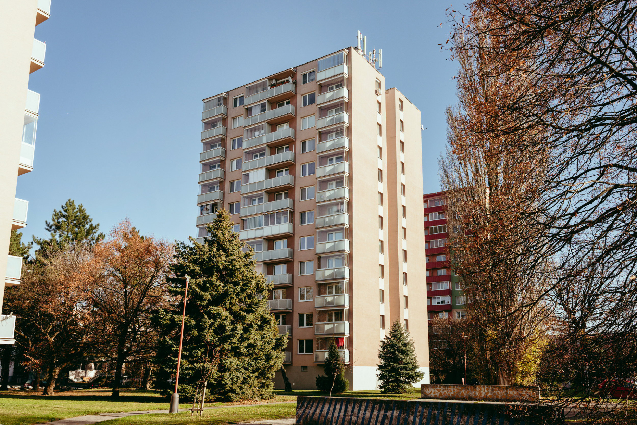 3i byt s dvoma balkónmi v blízkosti centra mesta Senica