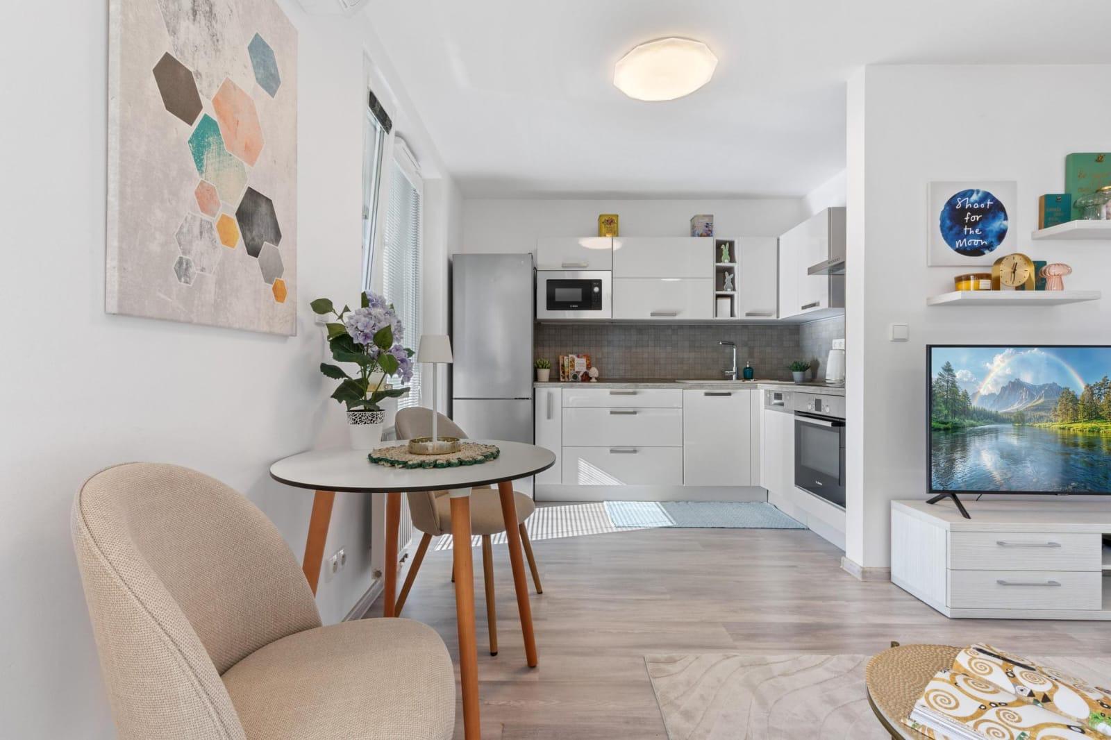 1-IZBOVÝ BYT S PRIESTRANNÝM BALKÓNOM | KLIMATIZACIA | PARKING | RAČA - RUSTAVELIHO