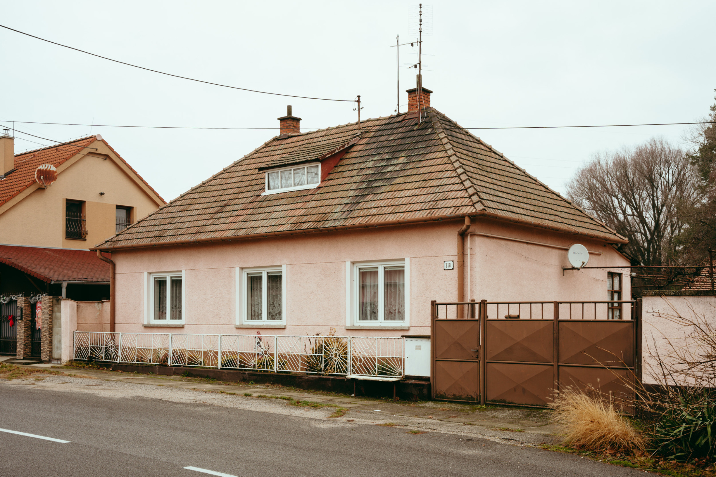 5i rodinný dom v pôvodnom stave pri lese v meste Šaštín-Stráže