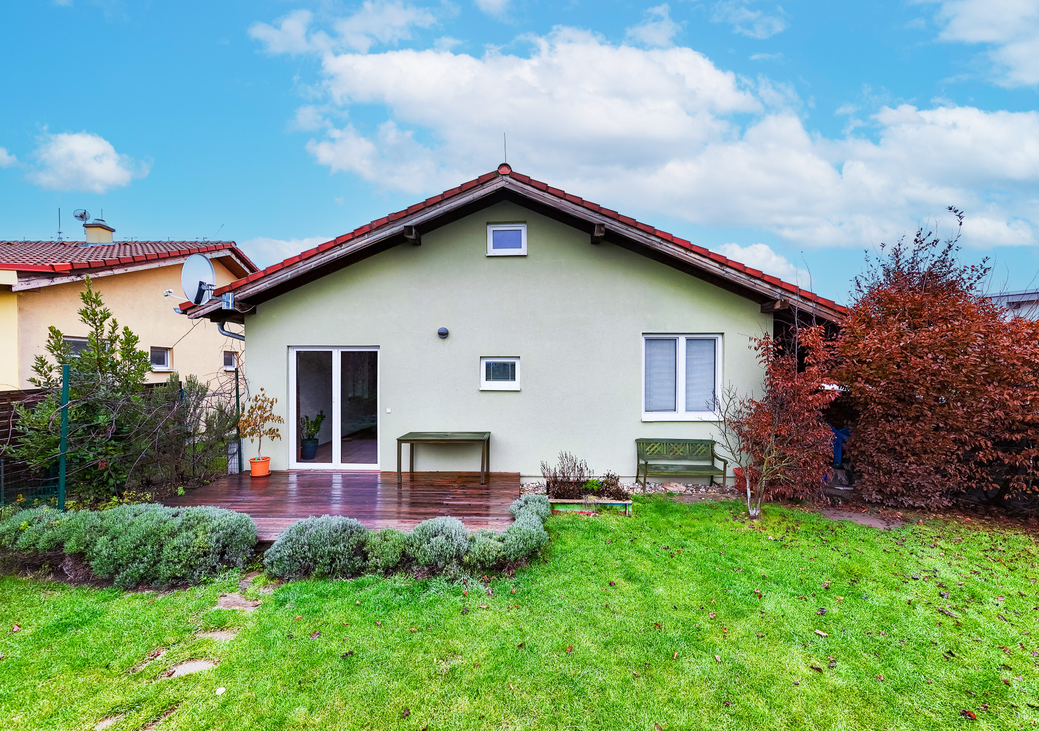 REZERVOVANÝ 3I RODINNÝ DOM S ROZĽAHOU ZÁHRADOU V POKOJNEJ LOKALITE