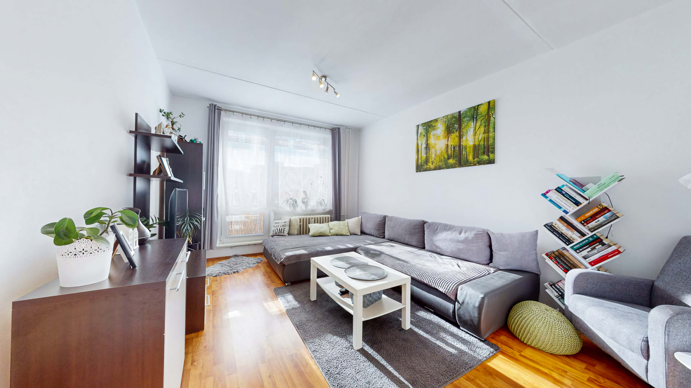 Hľadáte 3-izbový byt na Západe? Tento má 70 m², loggiu, murované jadro a výhľad na Pustý hrad