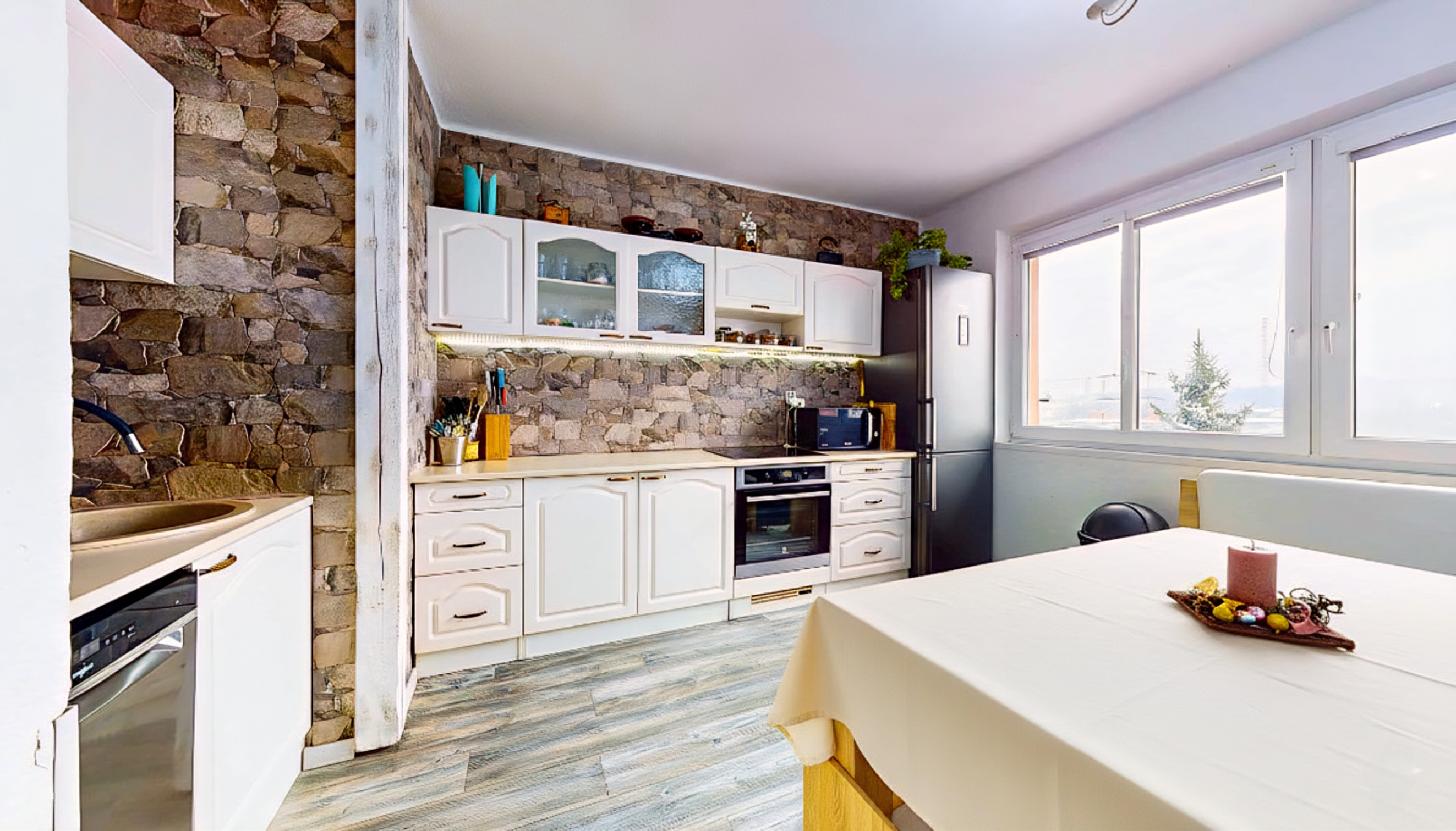 REZERVOVANÉ! Veľkorysý 4-izbový byt po rekonštrukcii na Pribinovej: Ideálny domov pre vašu rodinu