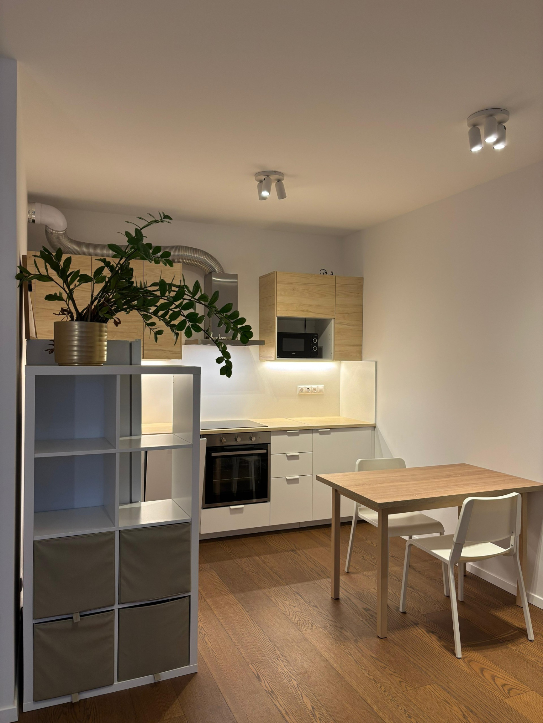 Zariadený 2 izbový byt s parkovaním v garáži a skladom - rezidenčný komplex Čerešne