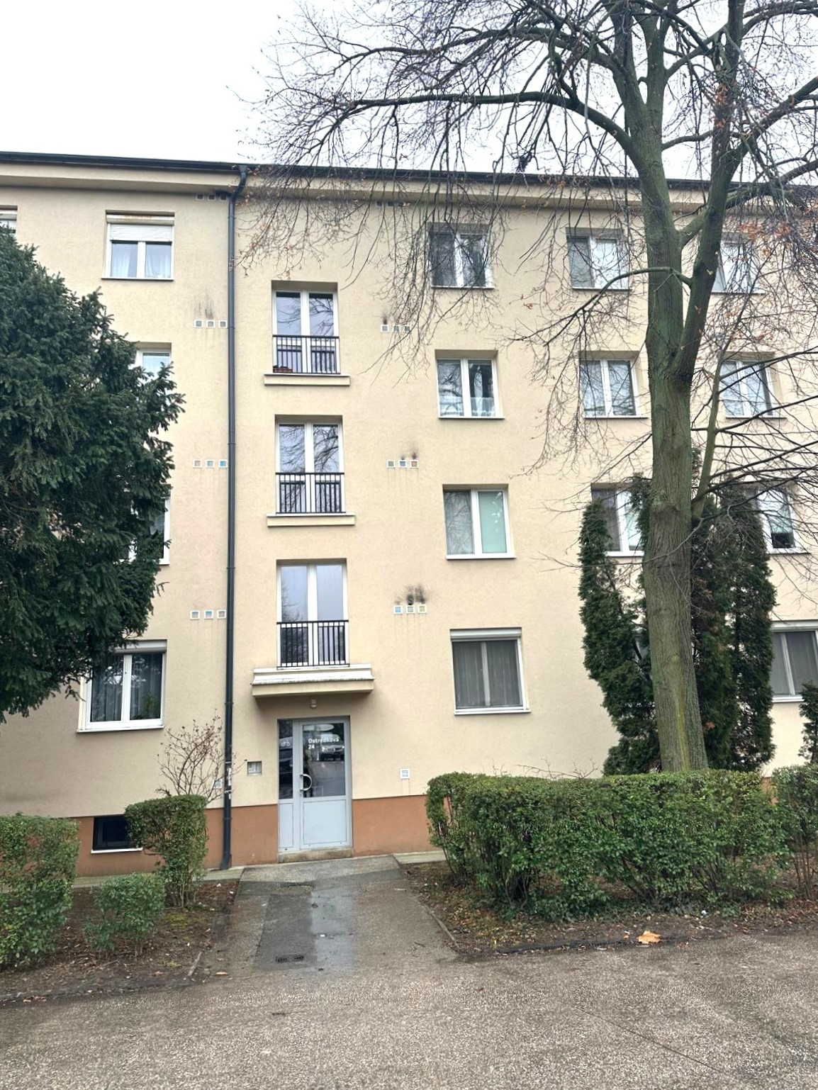 Prenájom – 3 izbový byt s loggiou na Ostredkovej. Ul. Ružinov BA II