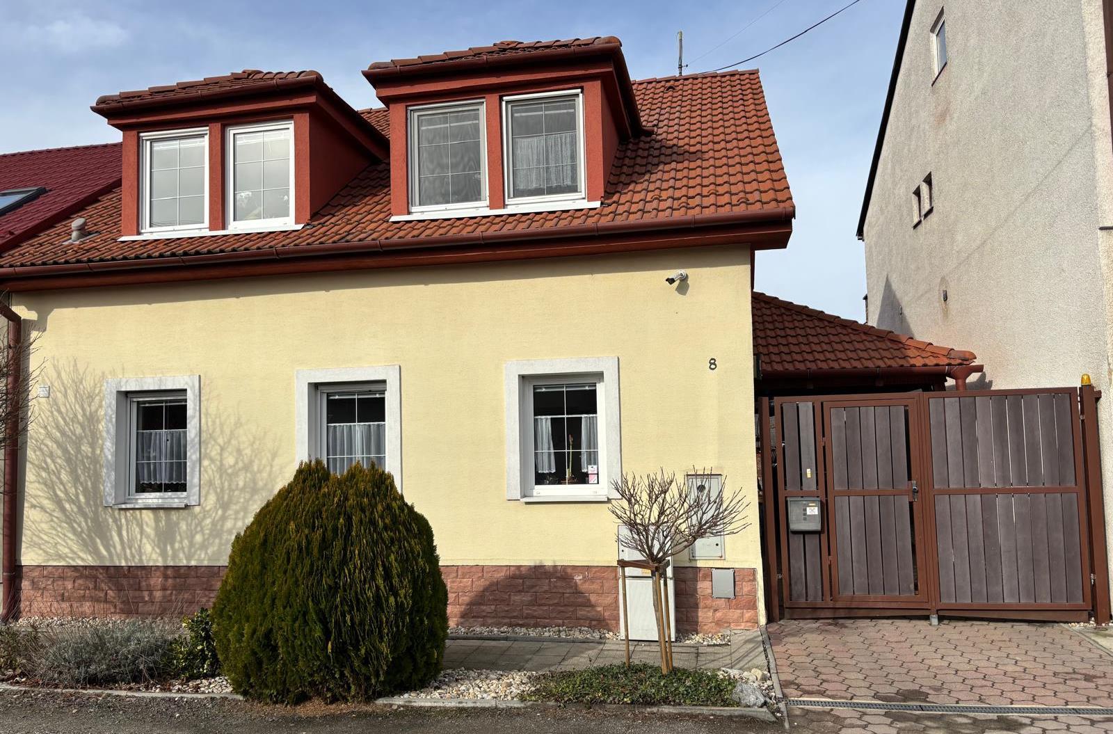 Rodinný dom s atmosférou  - 5 izieb, záhrada, bazén, parkovanie