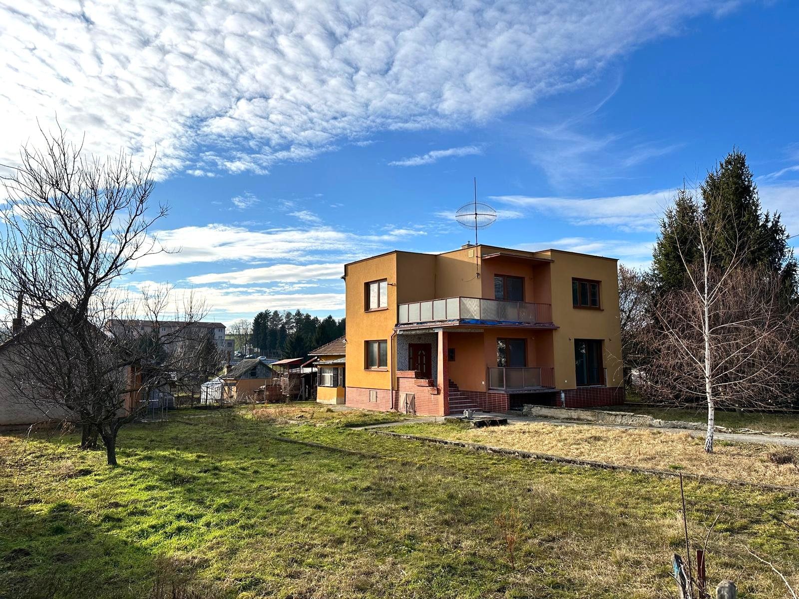 5-izbový dom na 25-árovom pozemku s nádychom histórie a absolútnym tichom