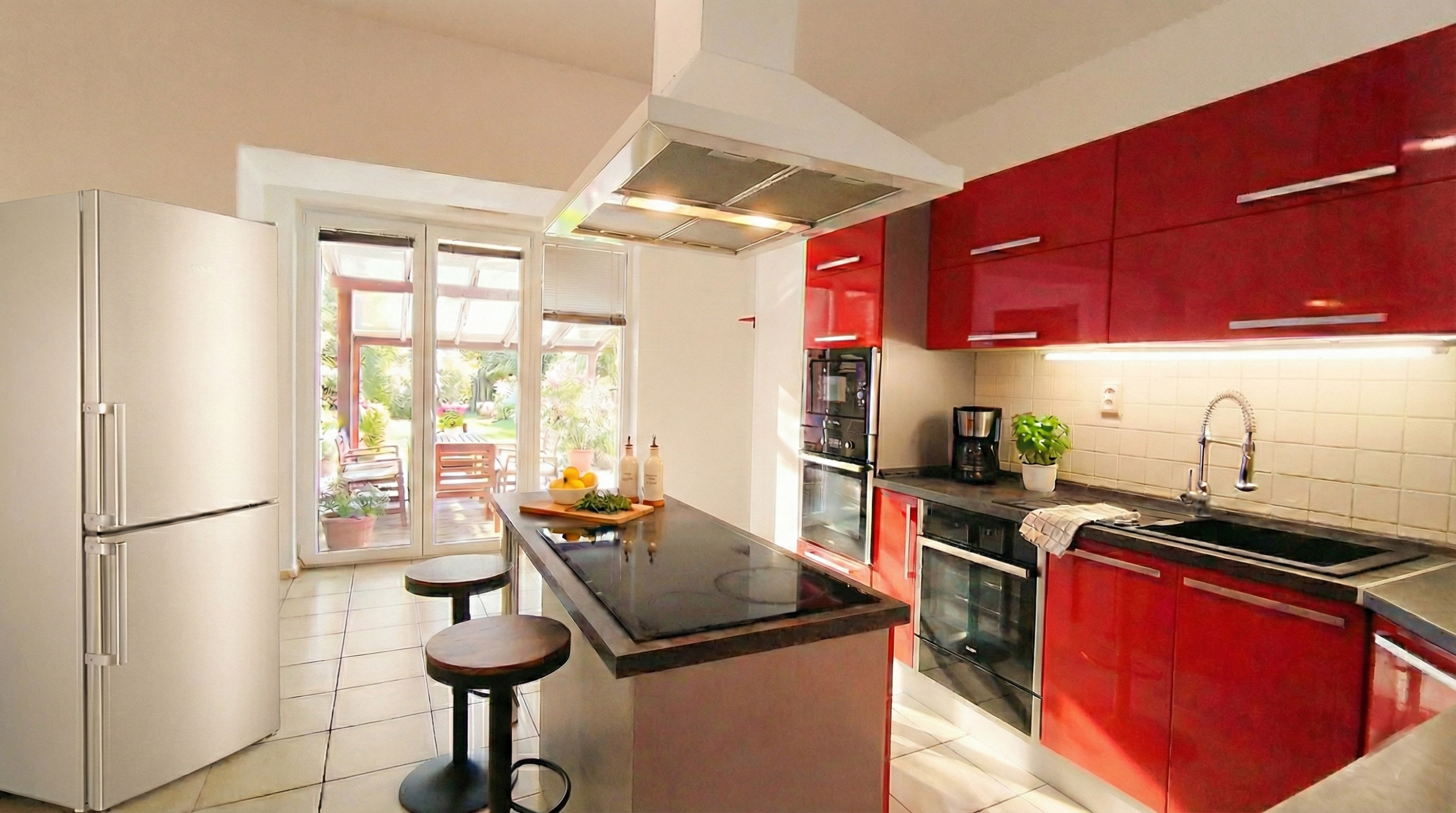 Predáme priestorovo veľkorysý rodinný dom s bazénom v meste s blízkosťou prírody, Nové Zámky