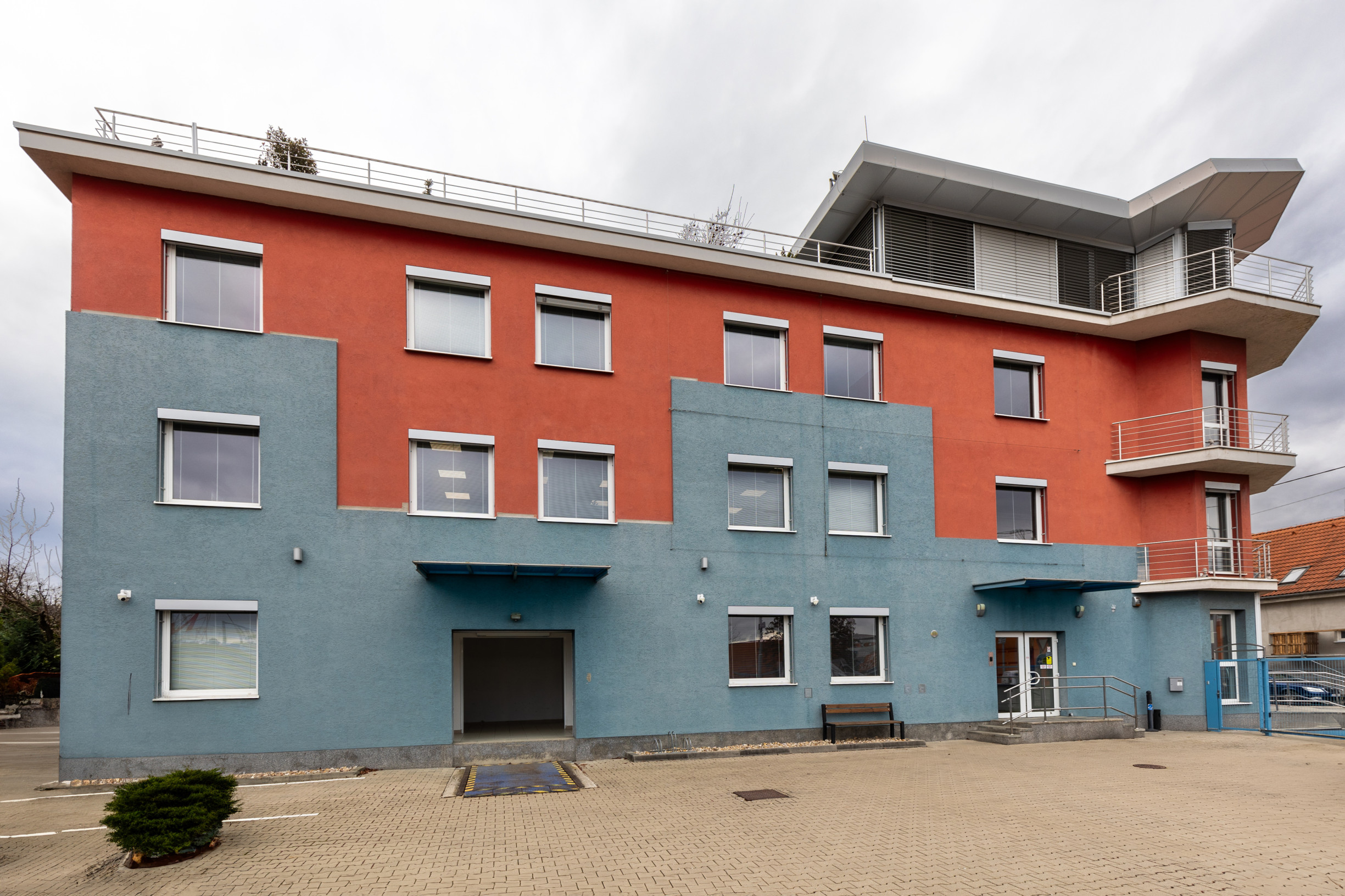 OBCHODNO-SKLADOVÉ PRIESTORY S NÁKLADNOU PLOŠINOU+ SHOWROOM A KANCELÁRIA