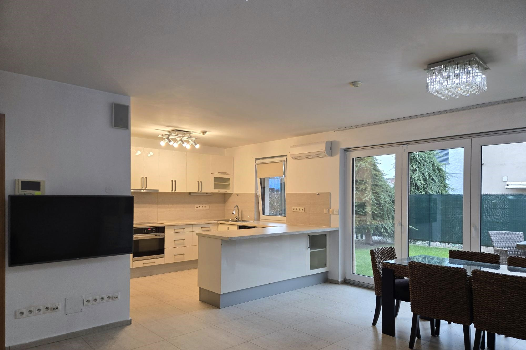 PRENÁJOM: Luxusná 5-izbová vila s výhľadom na Kamzík – Vinohrady- Nové mesto BA III