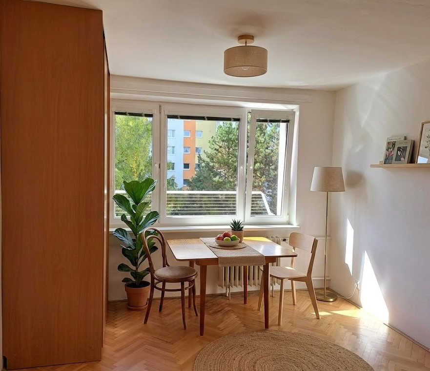 PREDAJ: Útulná garsónka obklopená zeleňou - Internátna ul., Banská Bystrica (Radvaň)