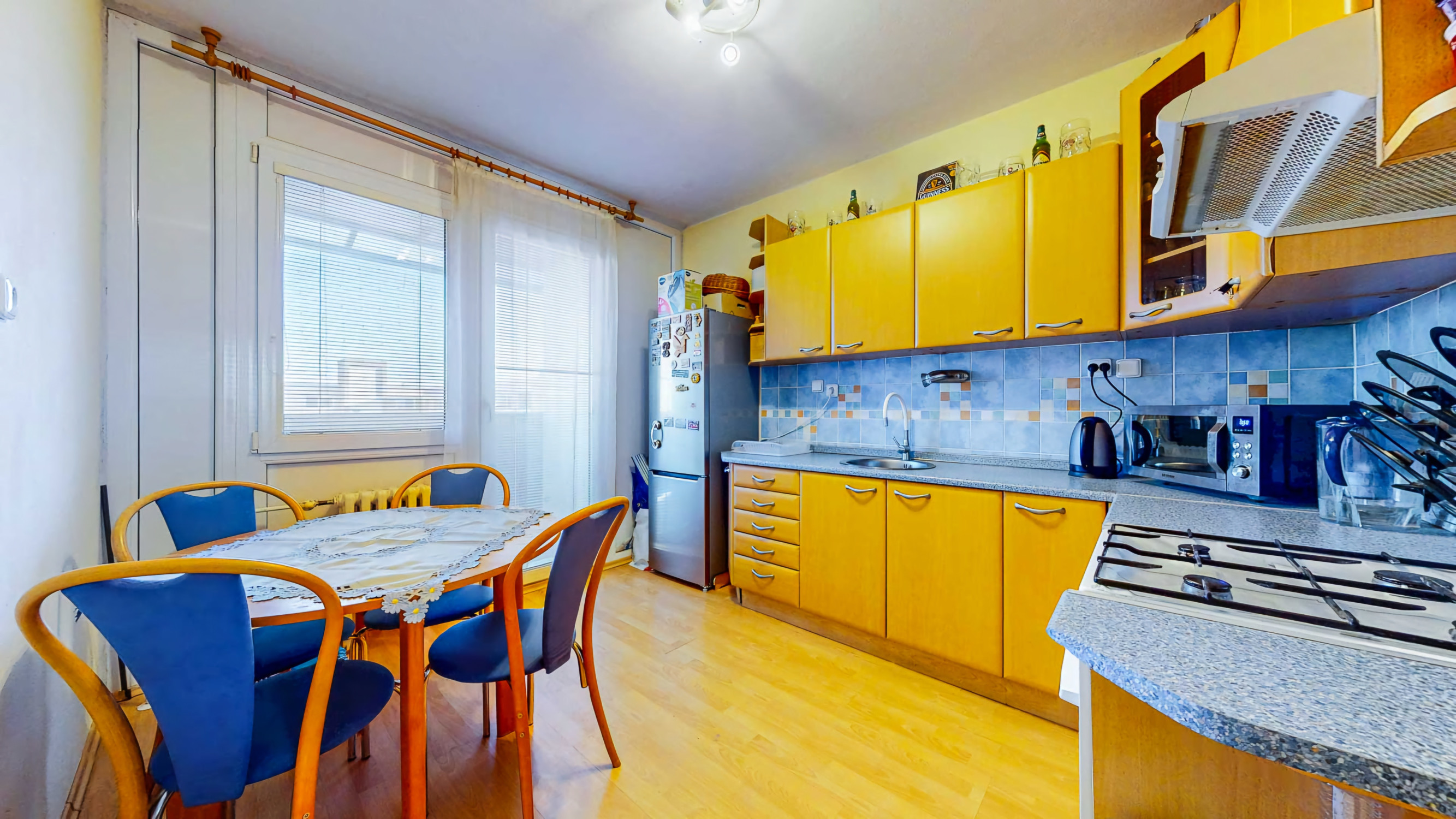 Priestranný 3-izbový byt (až 79 m²) s loggiou, klimatizáciou a zariadením v tichej lokalite – Pri tehelni, Levice