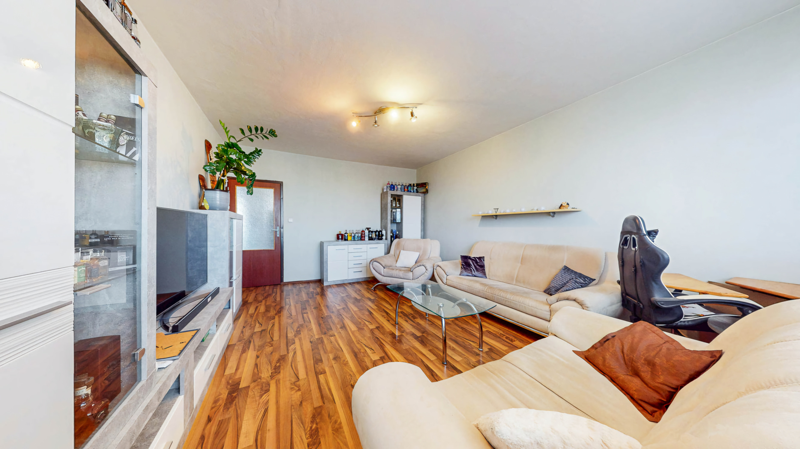 Priestranný 3-izbový byt (až 79 m²) s loggiou, klimatizáciou a zariadením v tichej lokalite – Pri tehelni, Levice