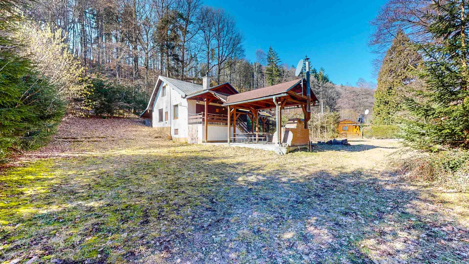 Rozprávková chata pri potoku v Sielnici: Oáza pokoja s výbornou dostupnosťou, pozemkom 832 m² a projektom na rekonštrukciu!