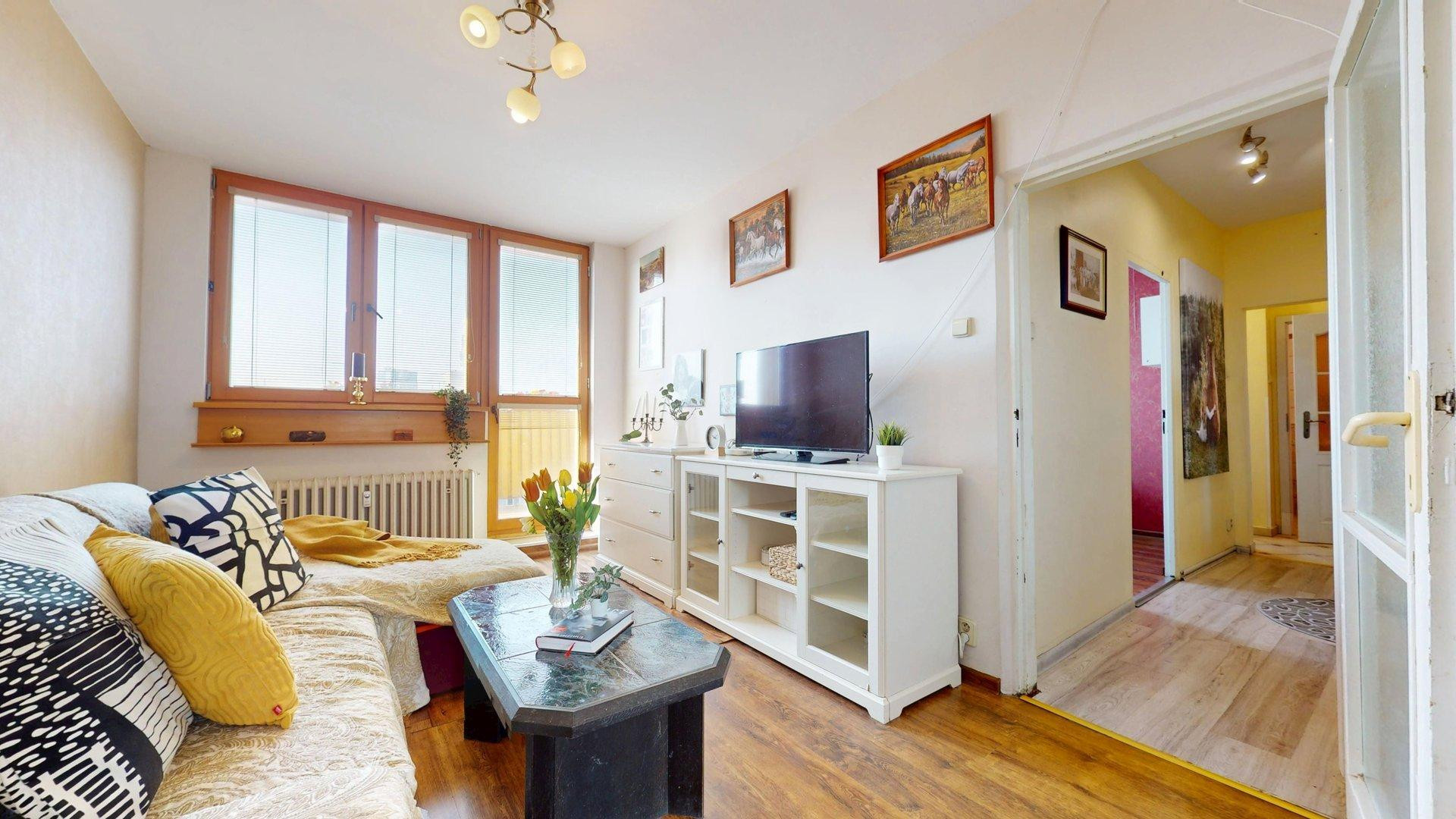 ZREKONŠTRUOVANÝ A ZARIADENÝ 2I BYT S ROZĽAHLOU TERASOU A PIVNICOU