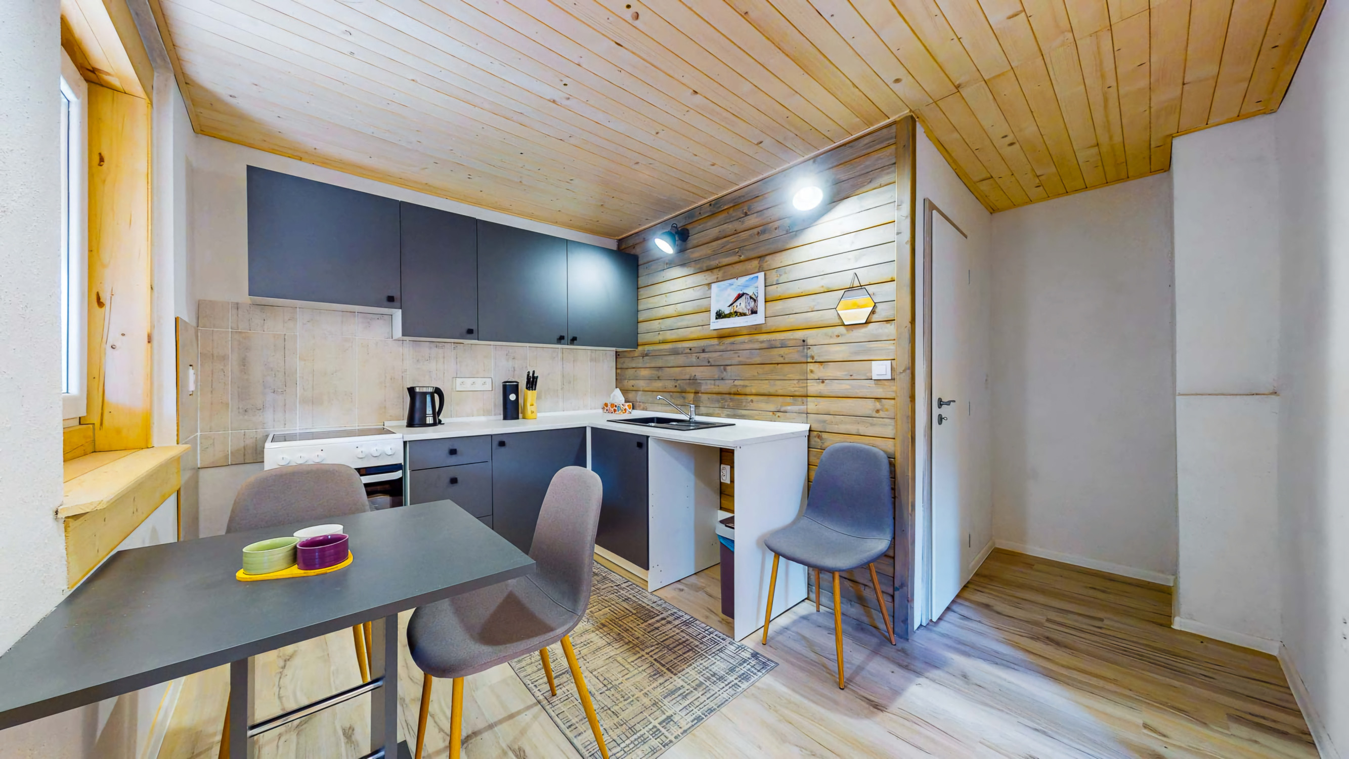 Čerstvá rekonštrukcia v lone prírody: Slnečný dom s vôňou dreva v obci Hiadeľ, len na skok od Banskej Bystrice!