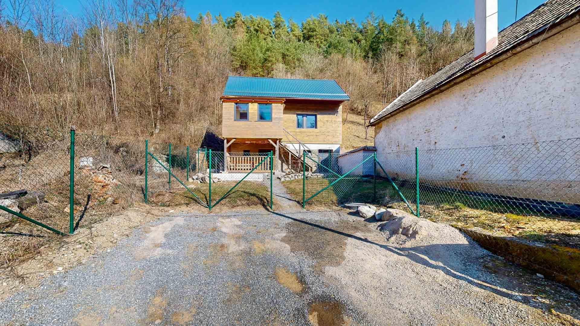 Aktuálne zrekonštruovaný slnečný rodinný dom v obci Hiadeľ, len na skok od Banskej Bystrice!