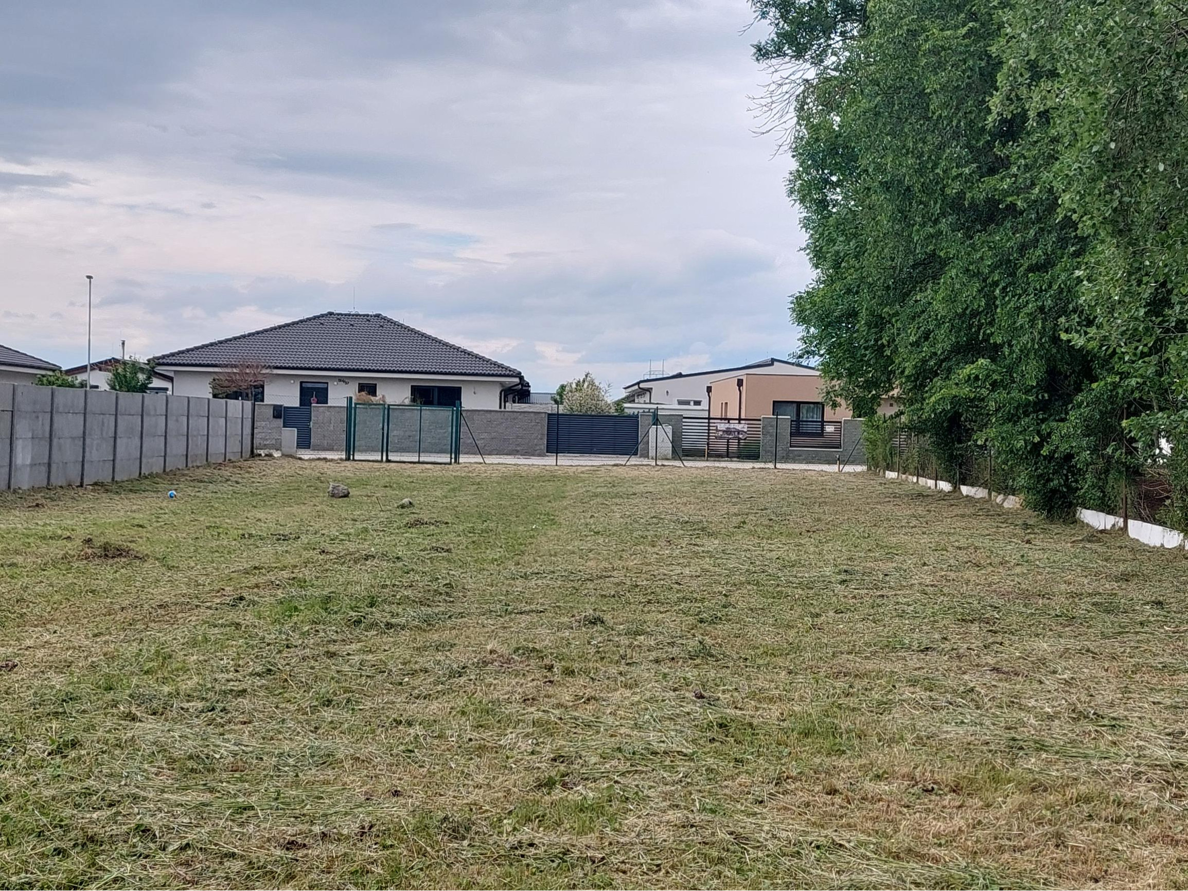 Rovinatý stavebný pozemok 1 072 m2, všetky IS