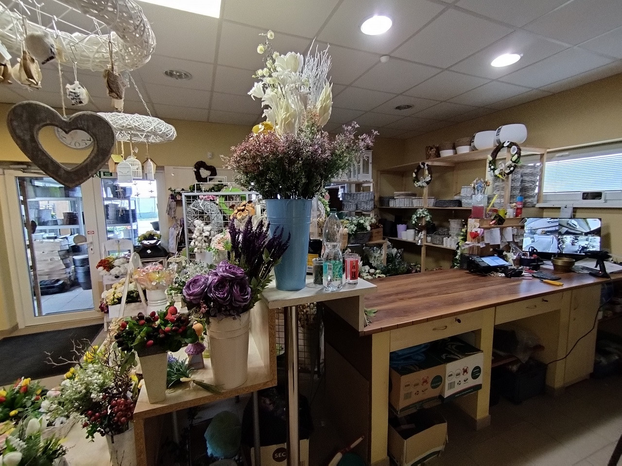 PROSPERUJÚCI OBCHODNÝ PRIESTOR NA PREDAJ, veľký pozemok, Veľký Biel